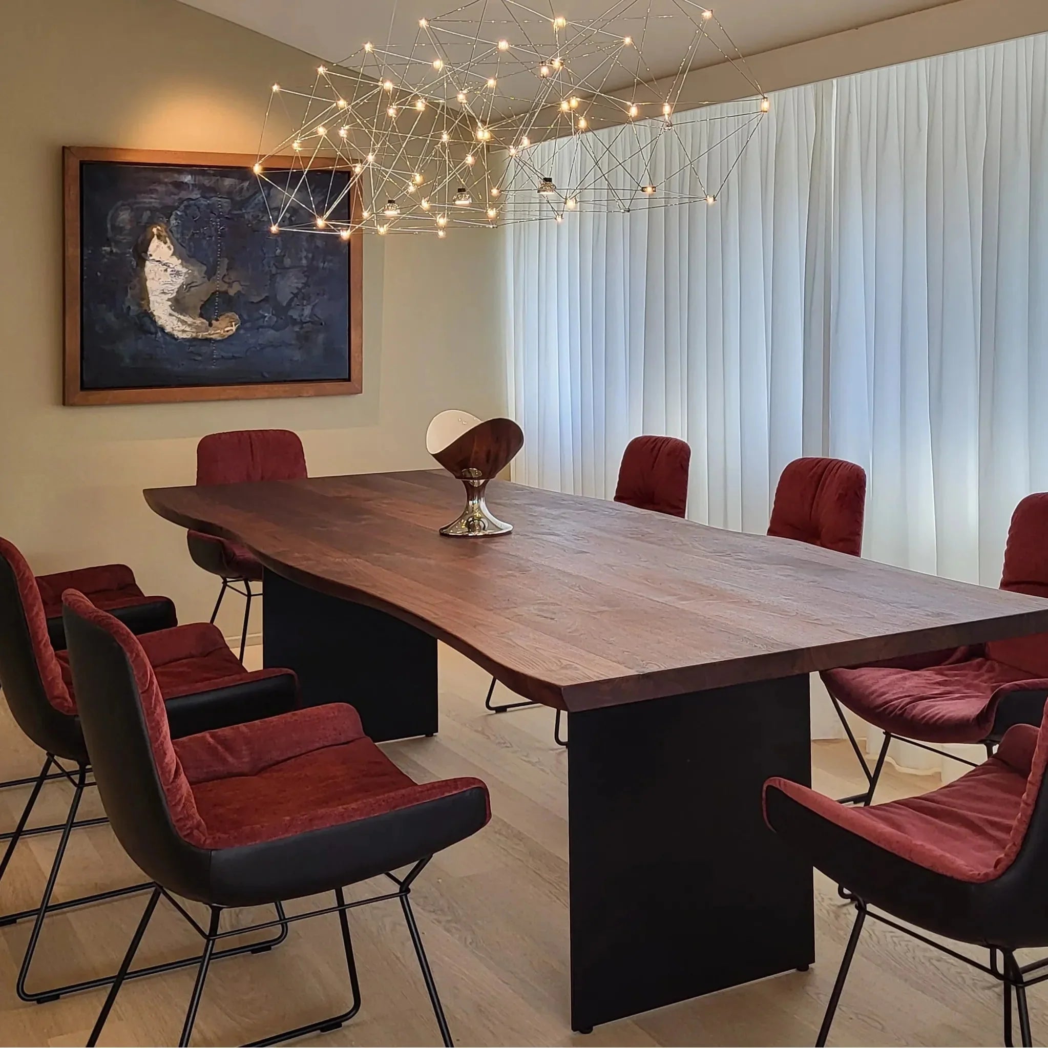 Schreiner Esstisch mit Baumkante aus Nussbaum