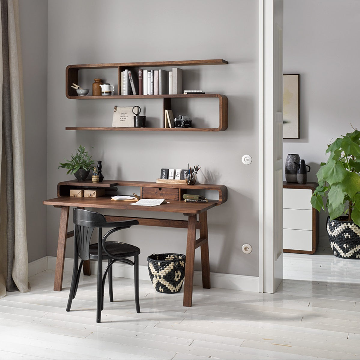 Sekretär mit Regal und Kommode