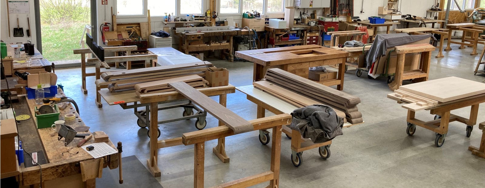 Der Bereich mit den Hobelbänken - hier wird hauptsächlich noch von Hand gearbeitet.