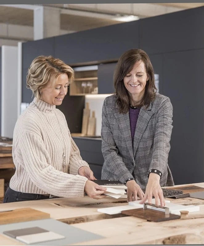 Unsere Innenarchitektin & Interior Designerin bei der Einrichtungsberatung für eine neue Inneneinrichtung.