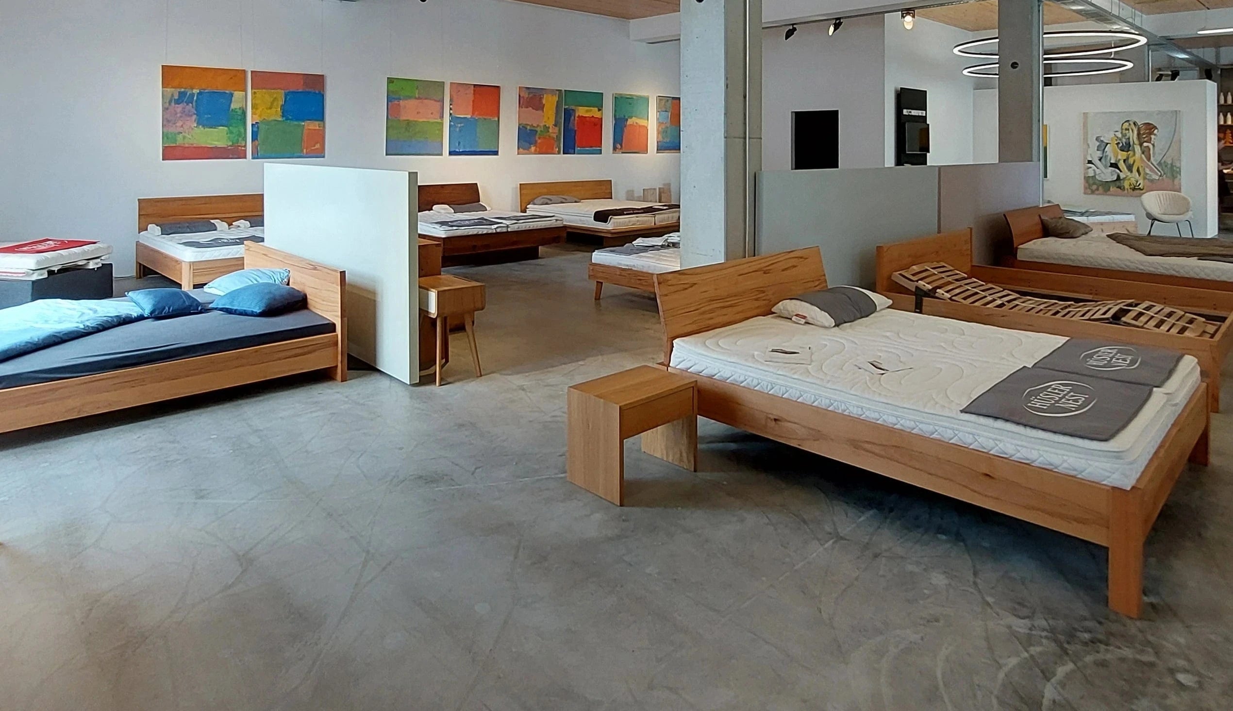 Die Bettenabteilung im Möbelgeschäft für Massivholzmöbel in der Nähe von Stuttgart und Ludwigsburg.