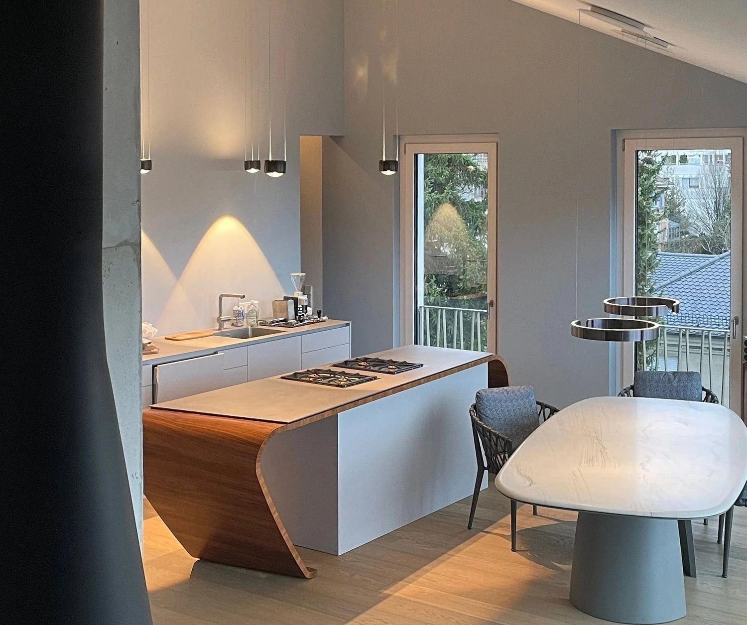 Weiße Designer Küche vom Schreiner mit massivem Nussbaum Holz kombiniert