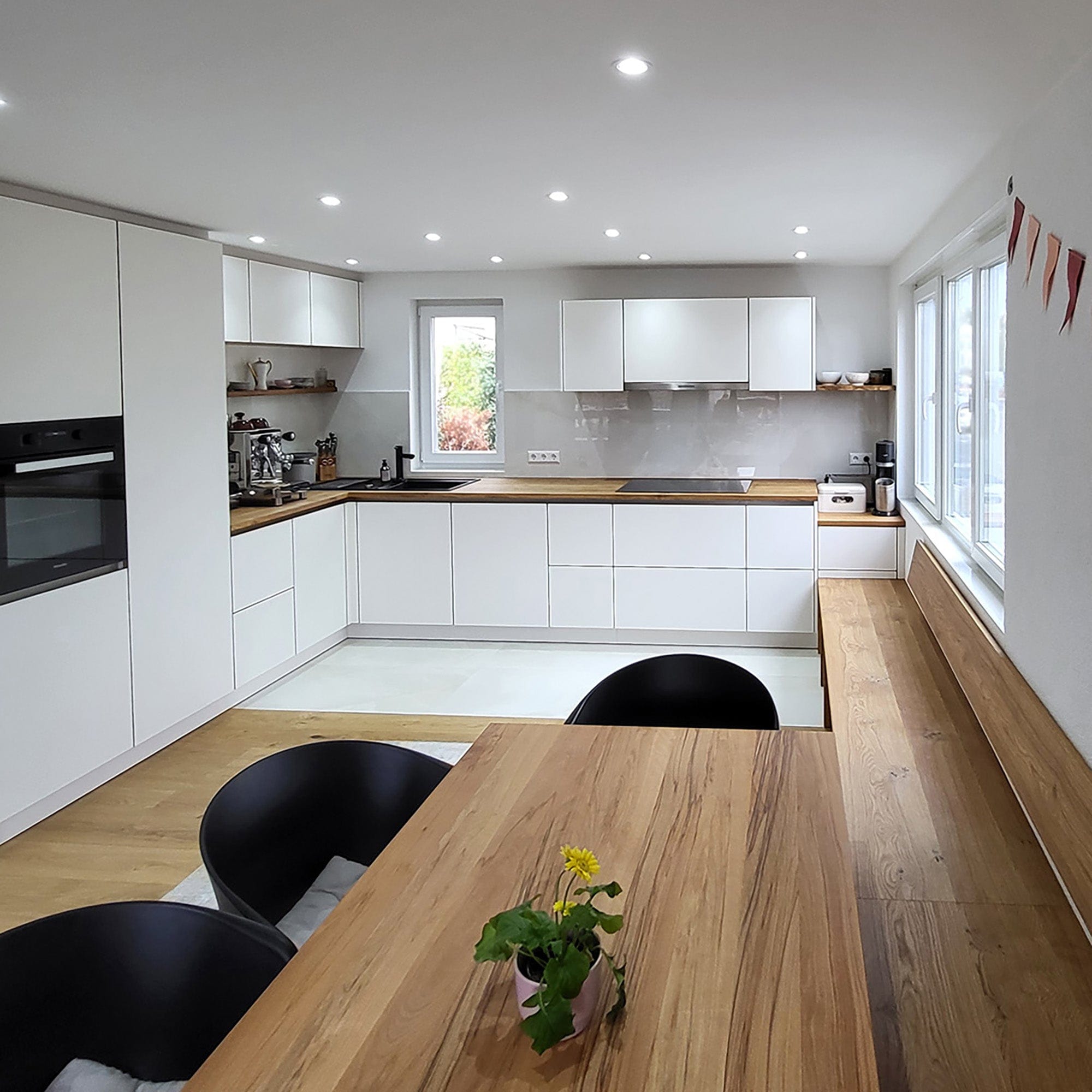 Weiße Küche mit massivem Holz kombiniert, in Stuttgart-Degerloch eingebaut - von unserer Innenarchitektin nach Kundenwunsch geplant.