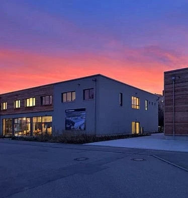 Der Möbelladen & Showroom der Holzmanufaktur in der Abenddämmerung von Möglingen, in der Nähe von Ludwigsburg