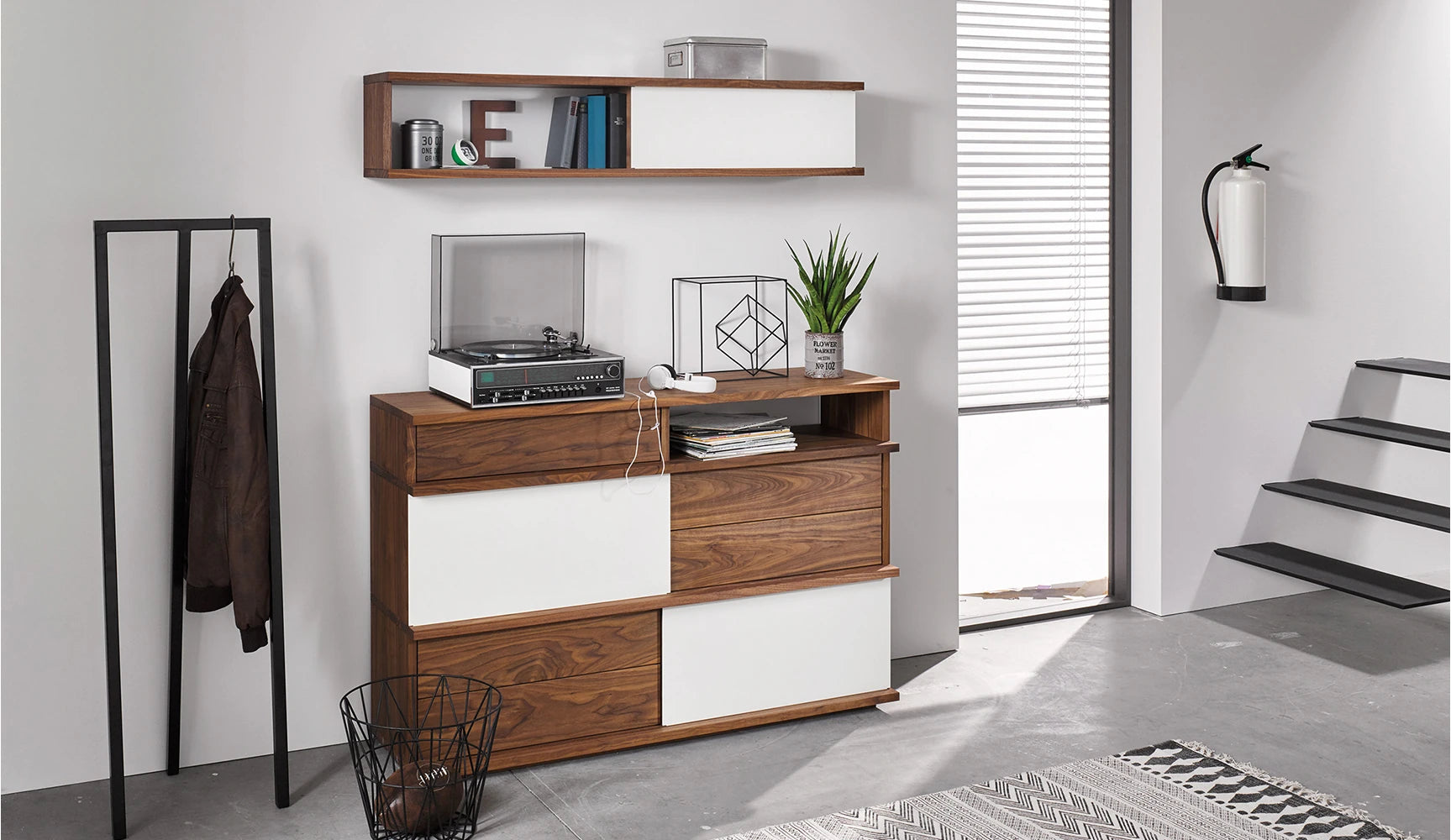 IQ-Regalsystem in Nussbaum mit weißen Fronten