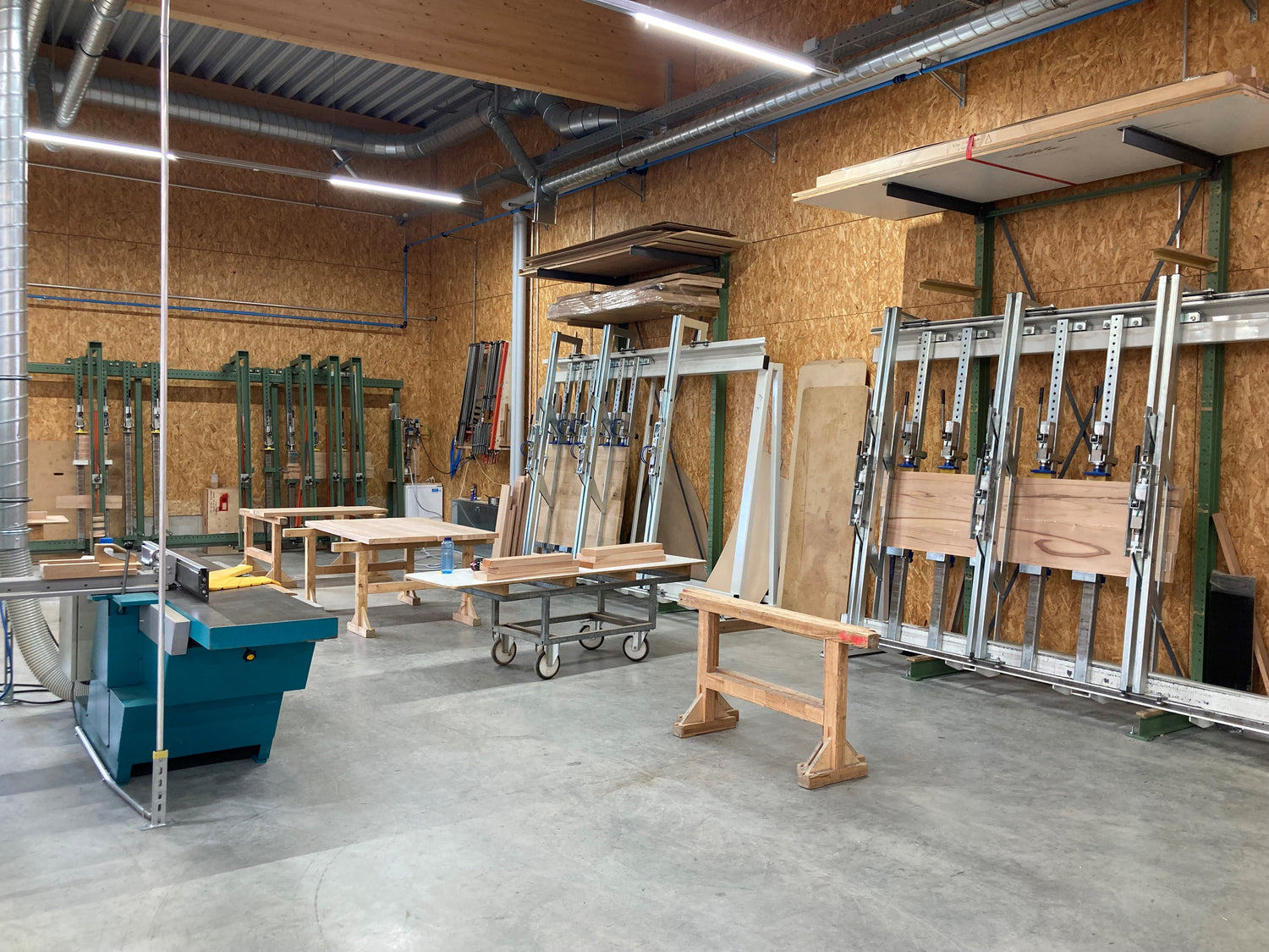 Hobelmaschine und Leimständer zur Herstellung von Möbelteilen aus Massivholz