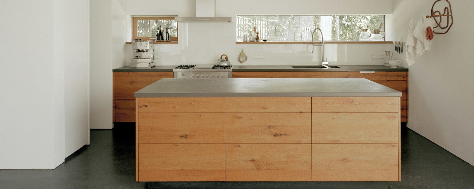 Moderne Massivholzküche aus eigener Herstellung in der Nähe von Ludwigsburg und Stuttgart.