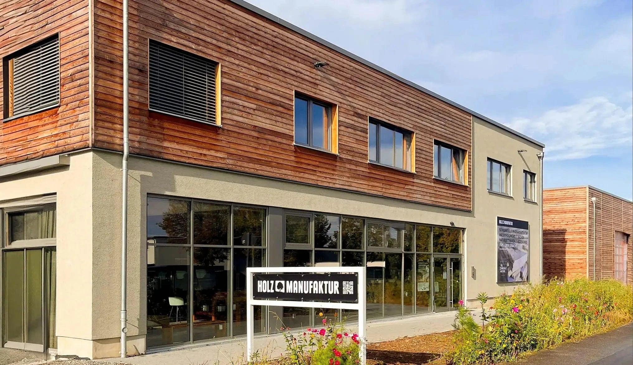 Das neue Verwaltungsgebäude der Holzmanufaktur mit Küchenstudio und Showroom in Möglingen bei Ludwigsburg & Stuttgart. Die Produktion vom Küchenbau gleich nebenan.
