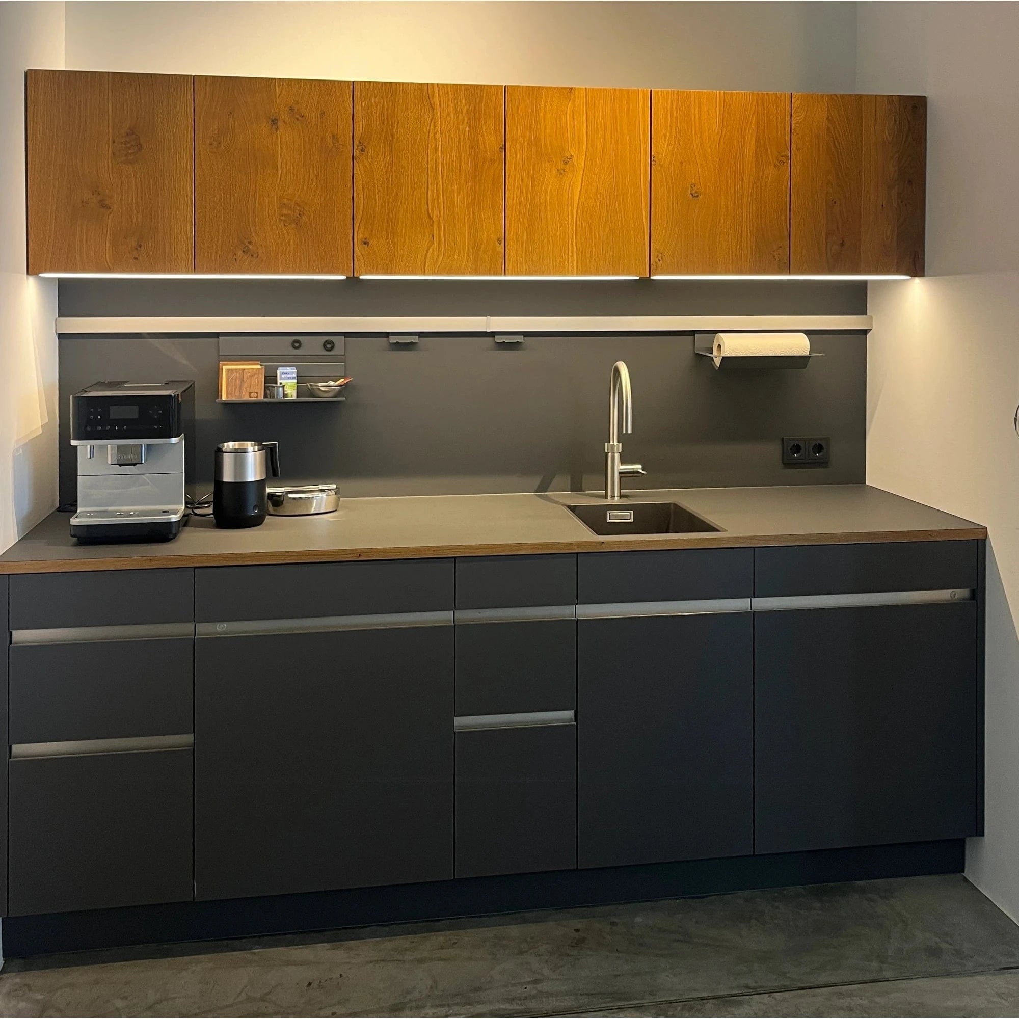 Schwarze kleine Design Küche mit Echtholz-Front in unserem Küchenstudio in Möglingen bei Ludwigsburg & Stuttgart