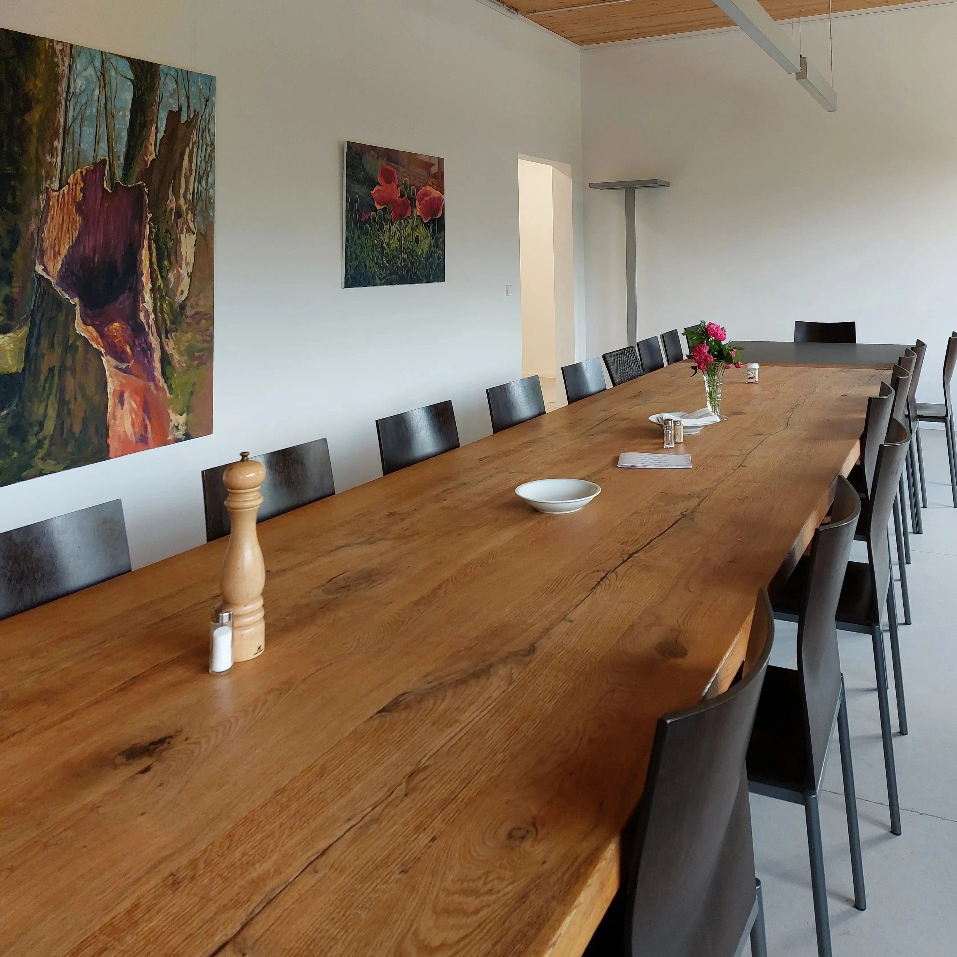 Kantinentisch aus alten Eichebalken für 20 Personen, auch als Besprechungstisch und Verkostungen