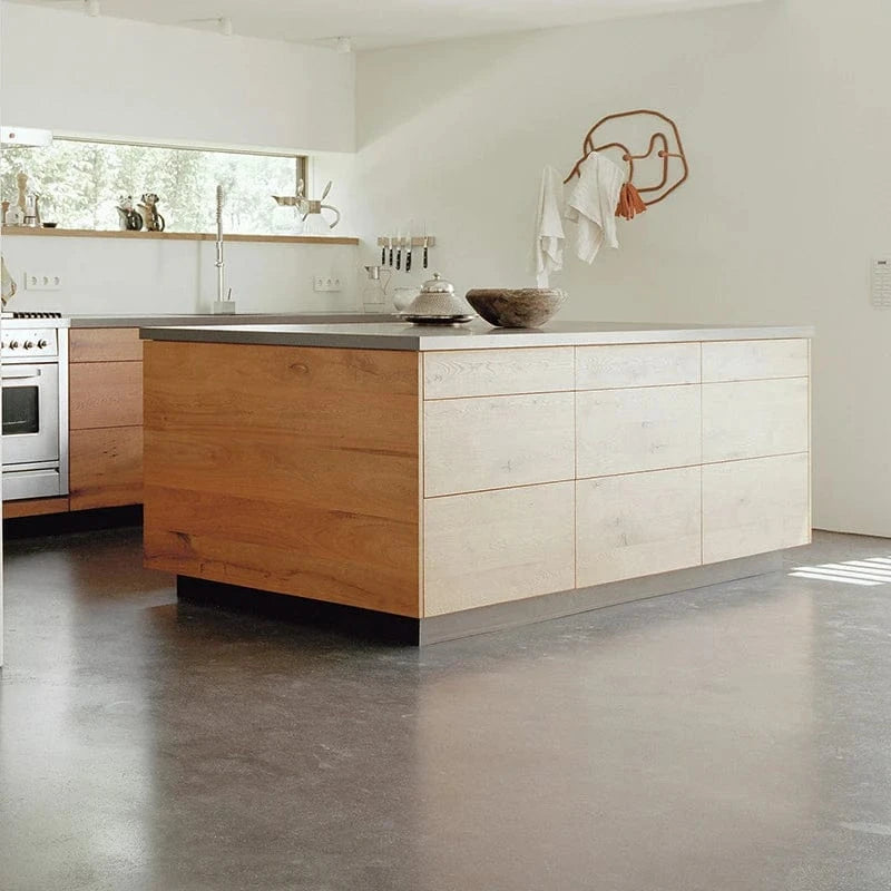 Exklusive, frei geplante Küche mit Insel aus Wildeichenholz - Küchenblock mit Edelstahl-Arbeitsplatte in herrlicher Architektur und Ausblick über Stuttgart