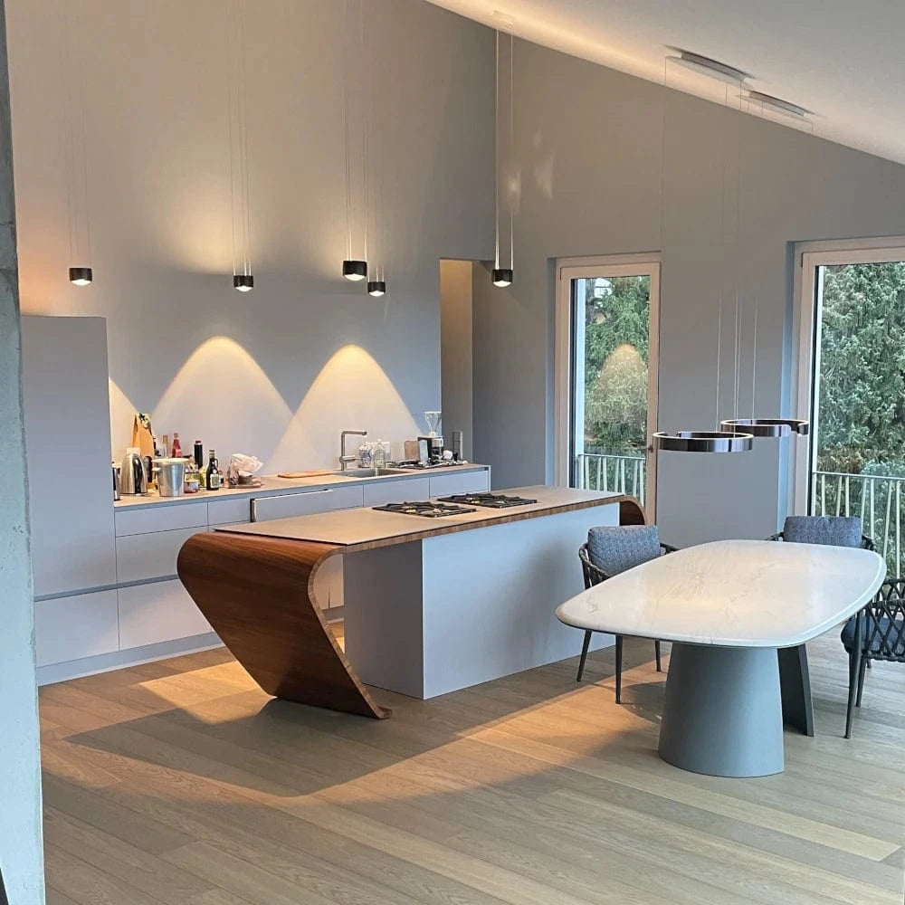 Weiße Design Küche mit Kochinsel aus Nussbaum - perfekte Küchenplanung und Umsetzung in einem Privathaus bei Ludwigsburg.