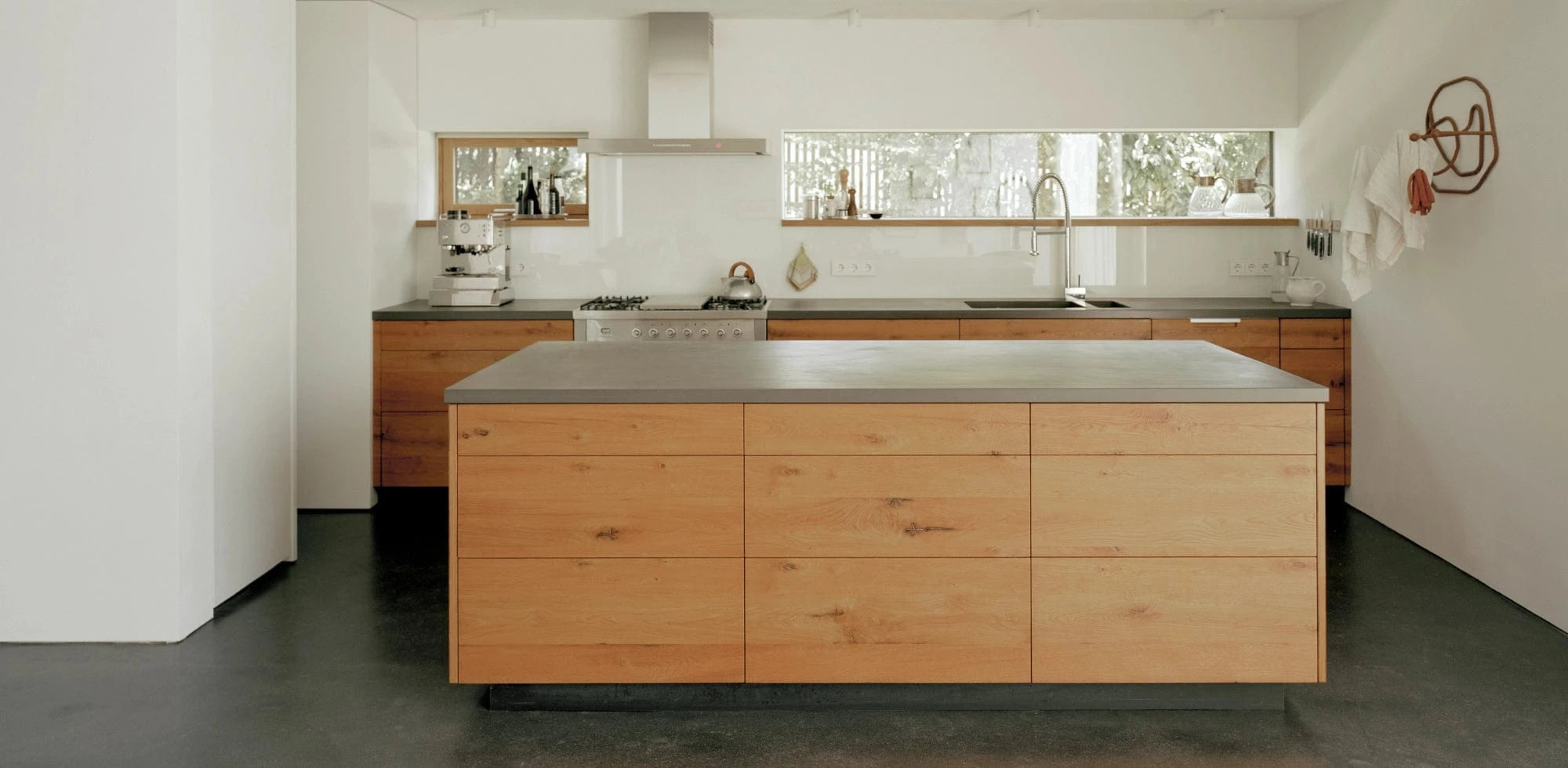Küchen mit Kochinsel in Eiche mit Arbeitsplatte aus Stein