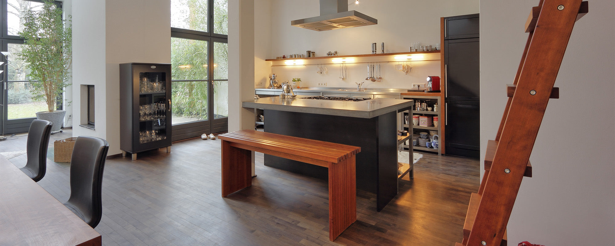 Offene Wohnküche mit Massivholz und einer Arbeitsplatte aus Beton - hochwertige und moderne Massivholzküchen - Küchenplanung vom Innenarchitekt