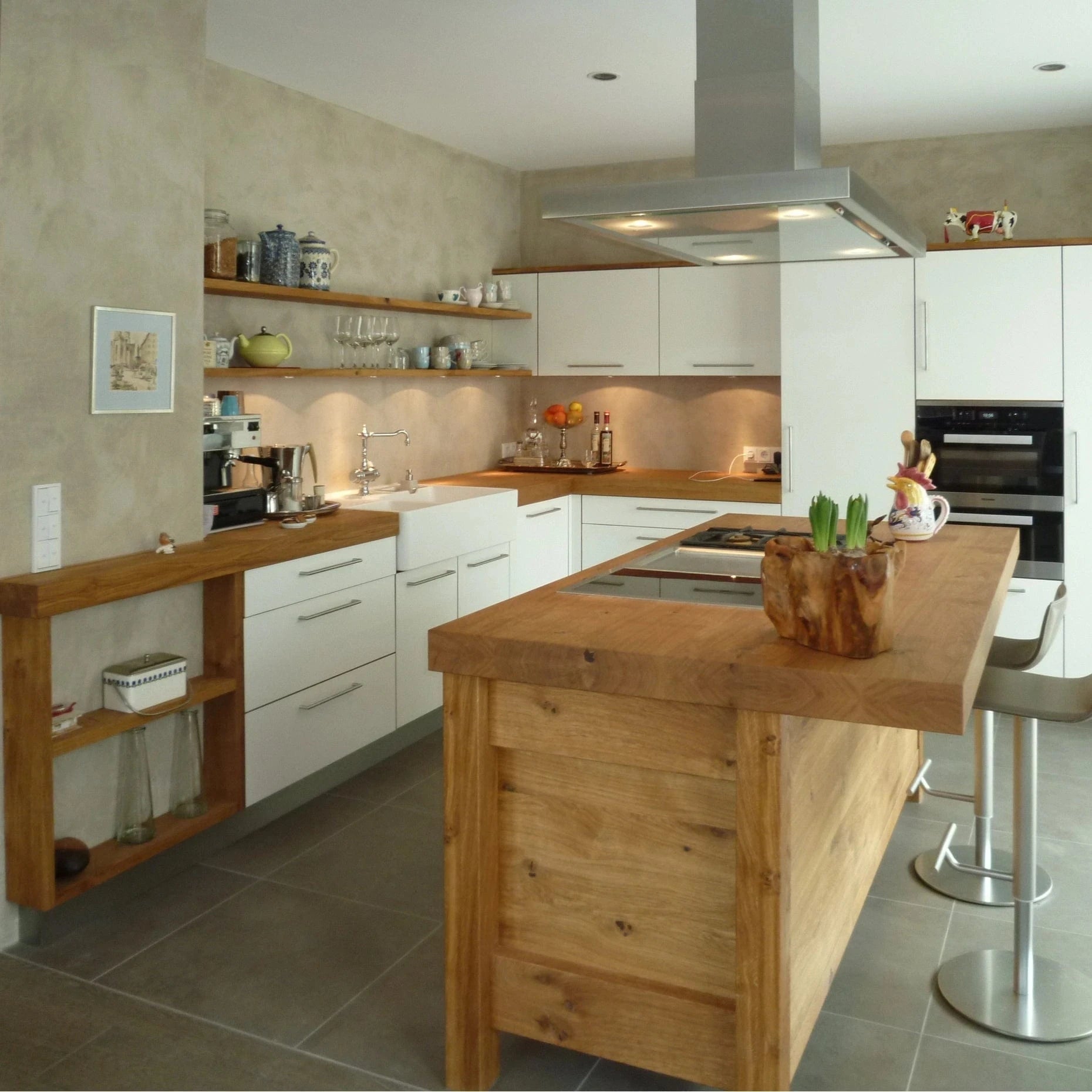 Luxus Landhausküche mit Kochinsel aus massivem Wildeichenholz und matt-weißer Fenix-Front. Exklusiver Küchenbau aus unserer Schreinerei in Möglingen Nähe Ludwigsburg & Stuttgart.