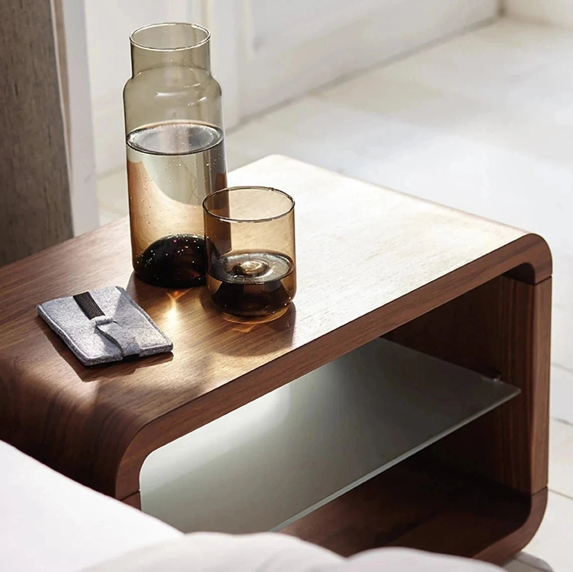 Nachhtisch COM:CI aus Massivholz im Bettengeschäft der Holzmanufaktur bei Stuttgart