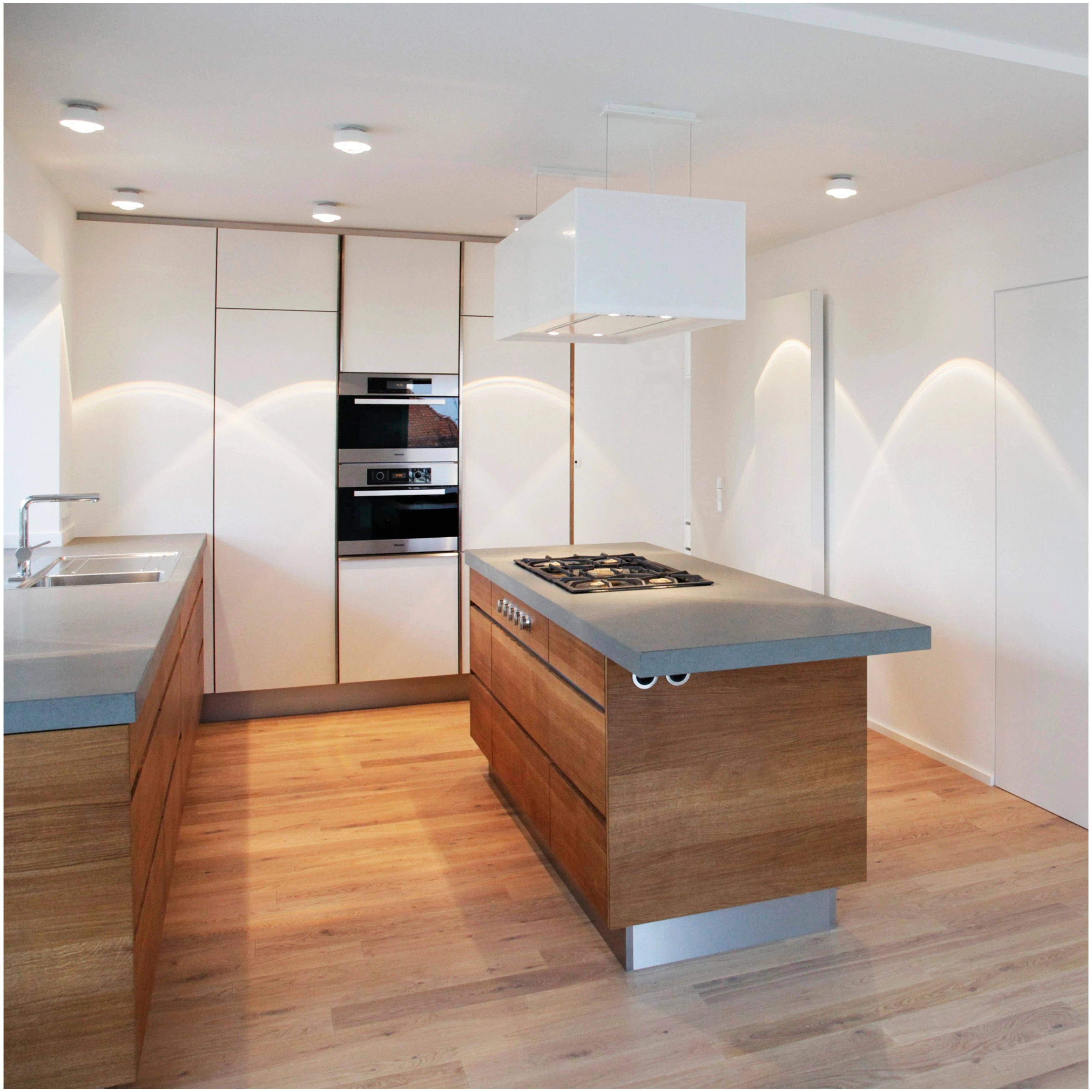 Exklusiver Küchenbau vom Schreiner: Individuelle Designer-Luxus Küche mit Kochinsel und Küchenzeile aus Kirschbaum - Hochschränke hochglanz weiß