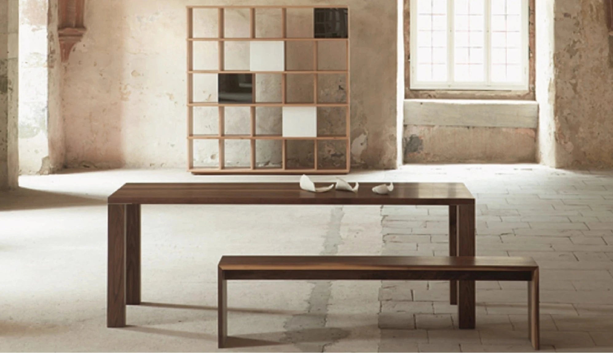 In unserem Möbelgeschäft finden Sie eine Vielzahl von Massivholzmöbeln wie Tische, Schränke, Regale, Betten, Nachttische, Sideboards und Kommoden vom Schreiner für Stuttgart.