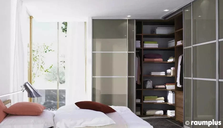 Einbauschrank über Eck mit Schiebetüren im Schlafzimmer vom Schreiner fachkundig montiert.