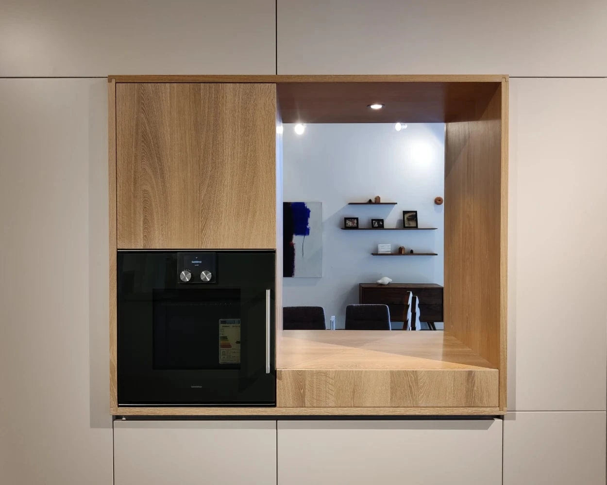 Weiße Ausstellungsküche mit Eiche kombiniert im Küchenstudio der Küchenbauer Nähe Stuttgart