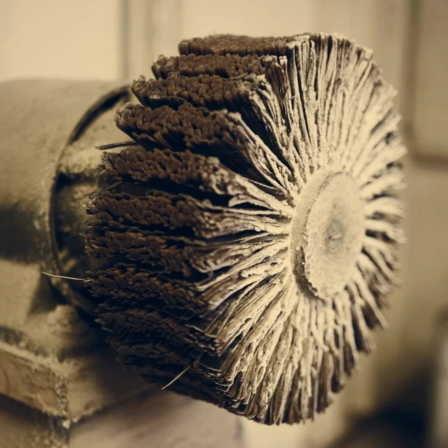 Nahaufnahme einer Wachsrolle aus der Oberflächenbehandlung