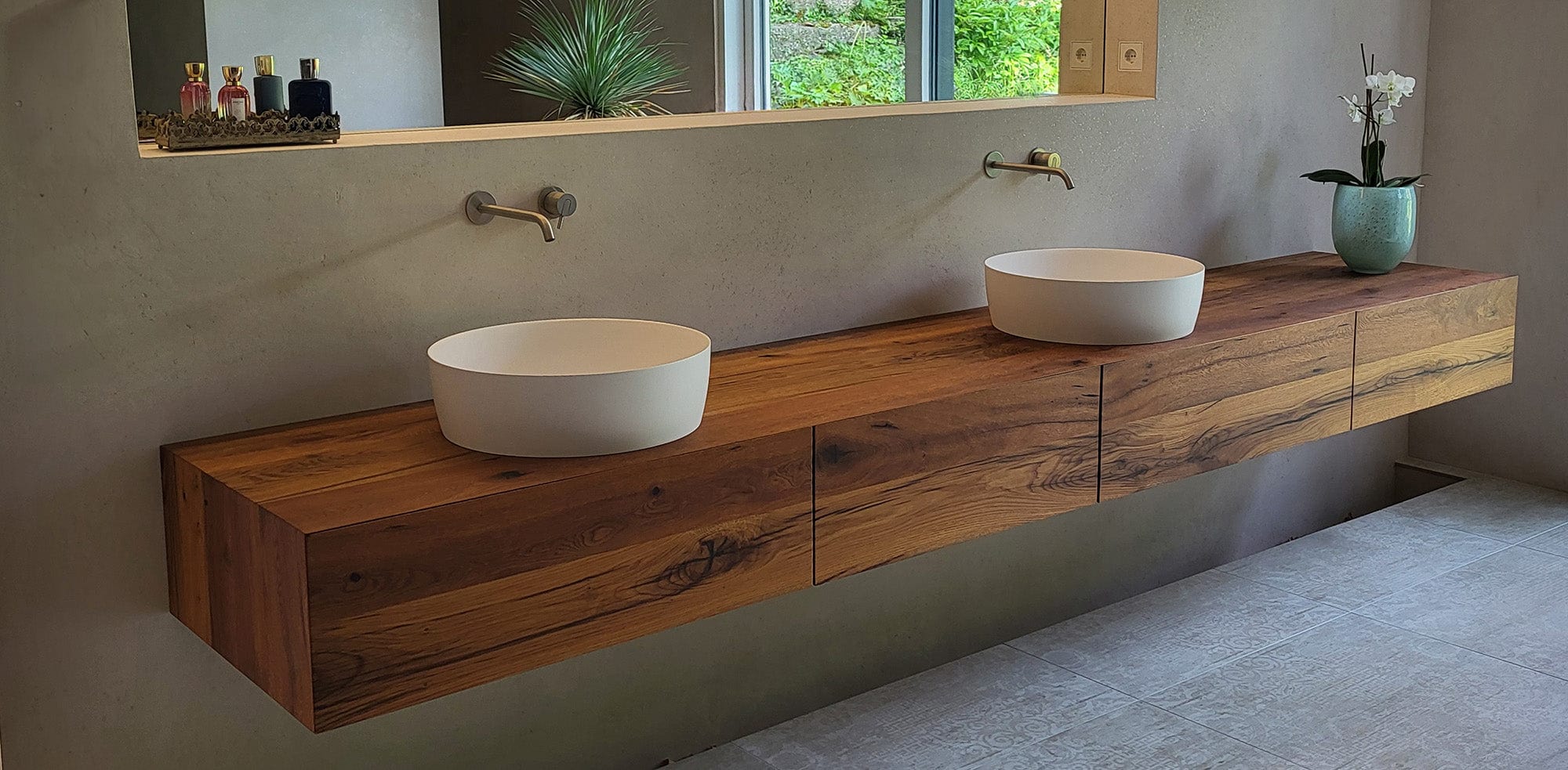 Schwebender Waschtisch Eiche mit zwei Aufsatzwaschbecken