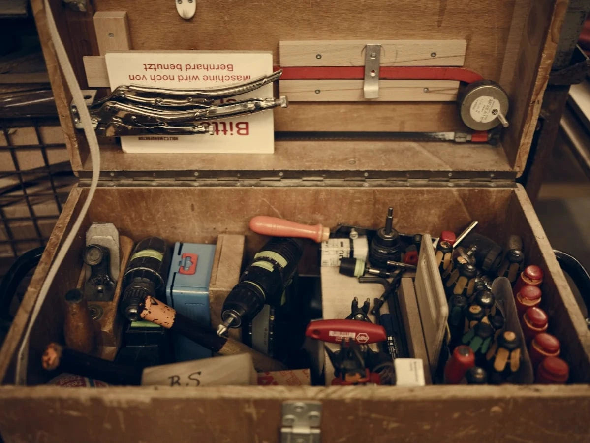 Werkzeugkasten mit Werkzeug als Symbol für die Indivualisierungsmöglichkeiten der Massivholzbetten