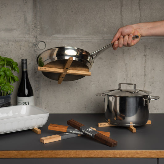 Klappbarer Topfuntersetzer aus Holz von der Holzmanufaktur dem Hersteller von natürlichen Holzmöbeln und Holzprodukten