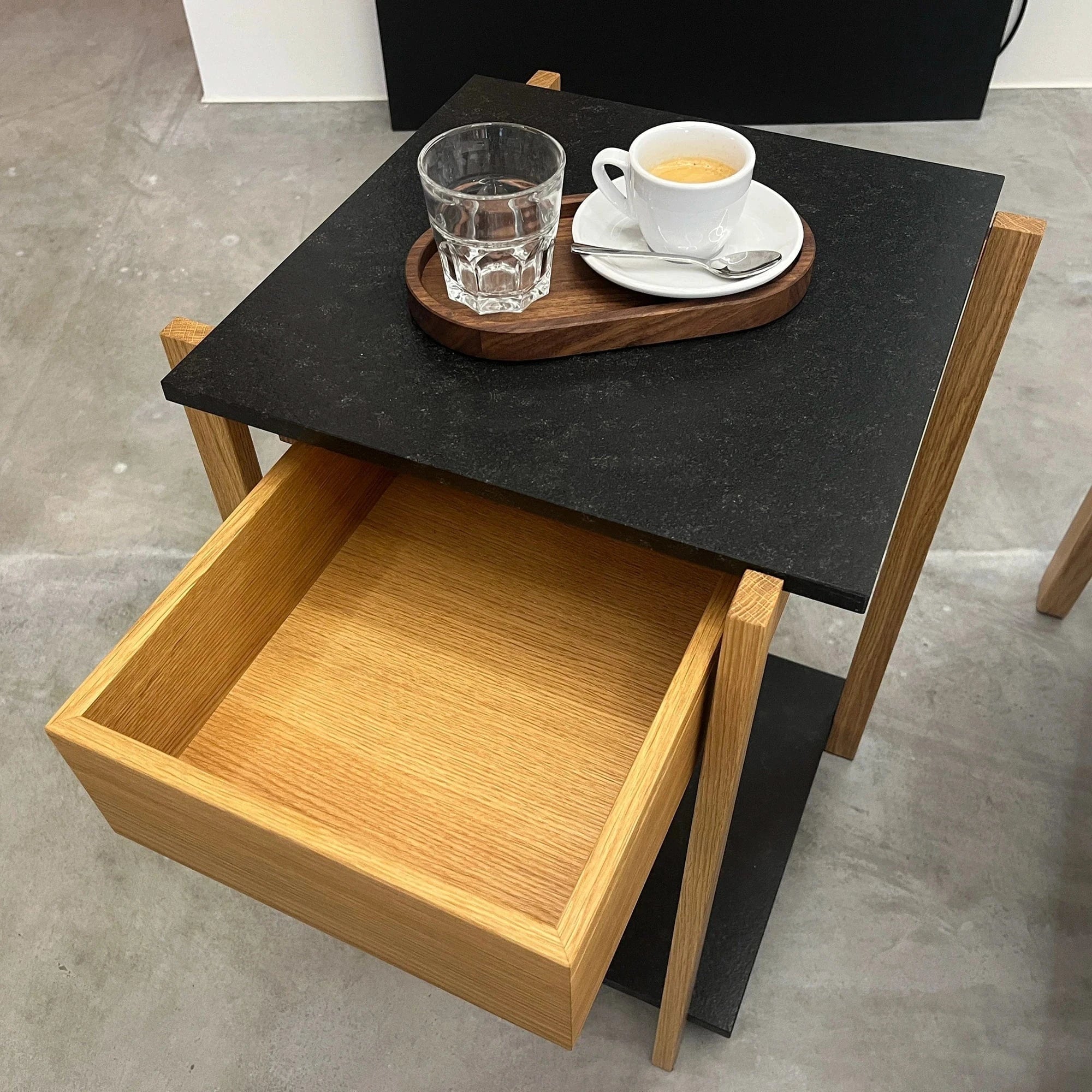 Holzmanufaktur Beistelltisch CONE Beistelltisch, Eiche & Granit