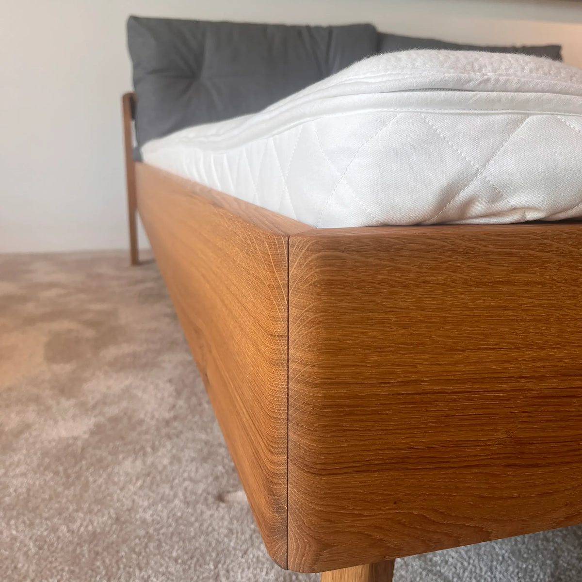 Holzmanufaktur AINO Bett XL Wildeiche gebürstet 180 x 200cm - Polsterkissen grau Bett AINO XL Wildeiche gebürstet 180 x 200cm - Polsterkissen grau