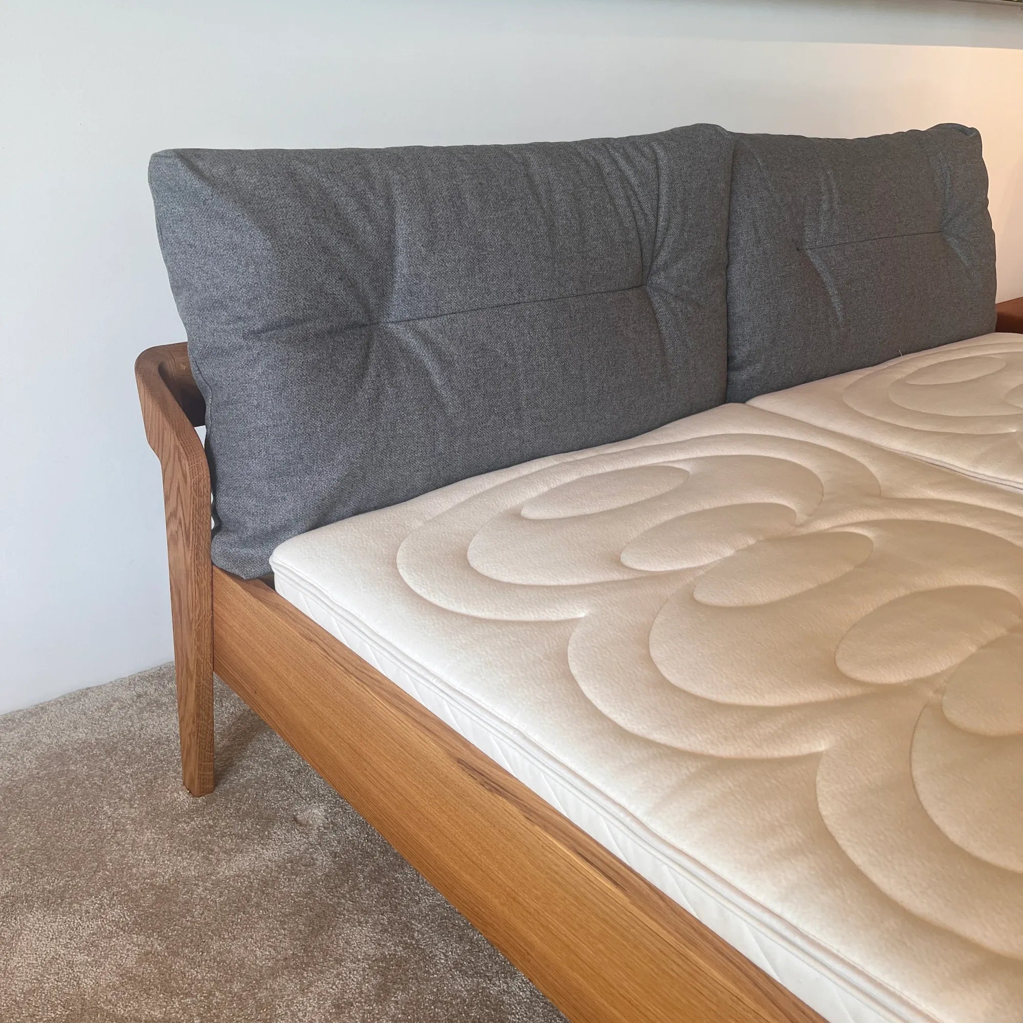 Holzmanufaktur AINO Bett XL Wildeiche gebürstet 180 x 200cm - Polsterkissen grau Bett AINO XL Wildeiche gebürstet 180 x 200cm - Polsterkissen grau