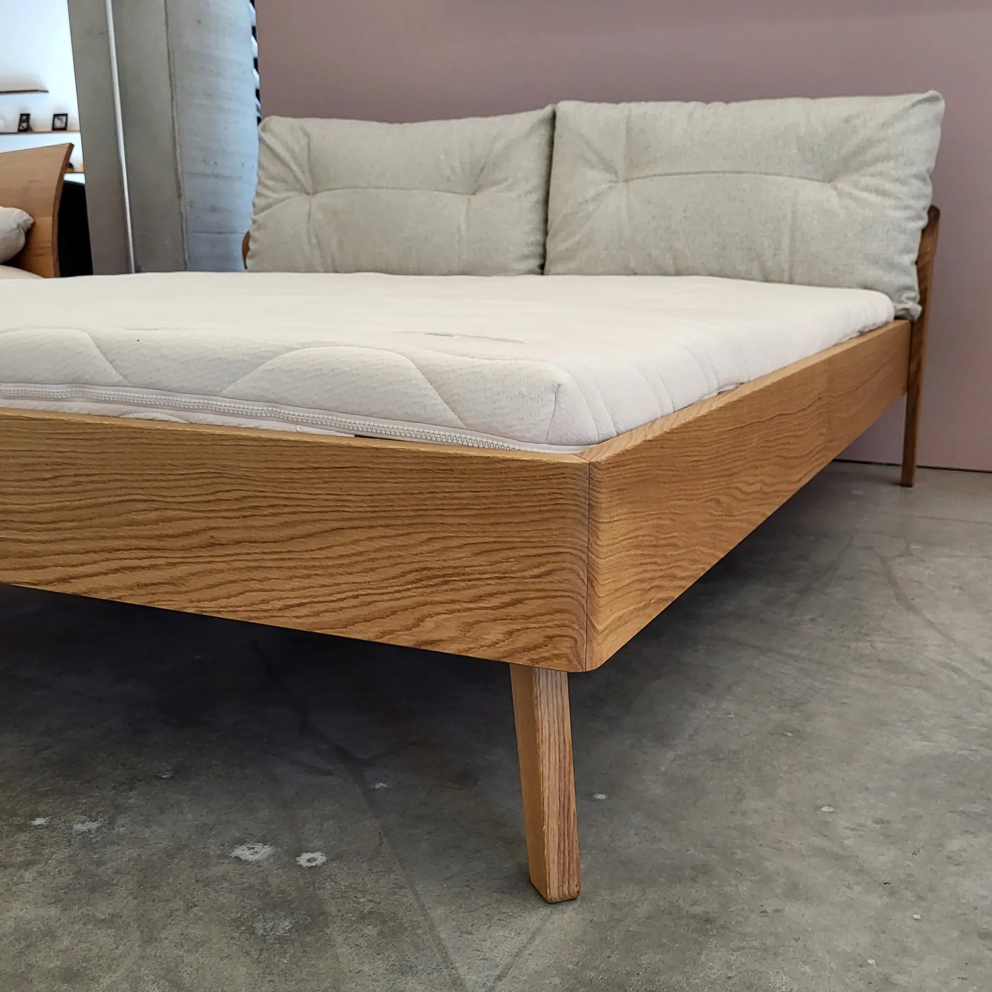 Holzmanufaktur AINO XL Bett - Eiche 180 x 200cm - Polsterkissen creme Bett AINO XL - Eiche 180 x 200cm - Polsterkissen creme