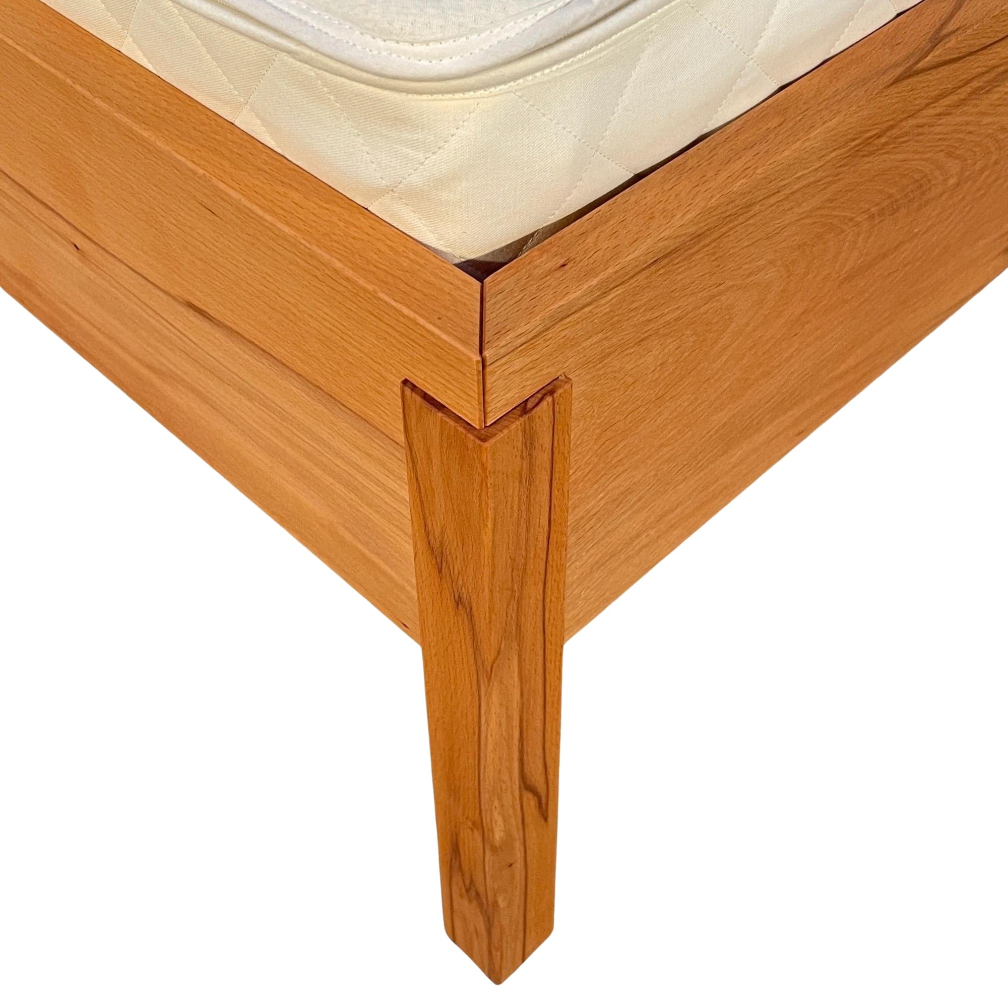 Fußteil-Detail vom Bettgestell AXEL aus Kernbuche Echtholz