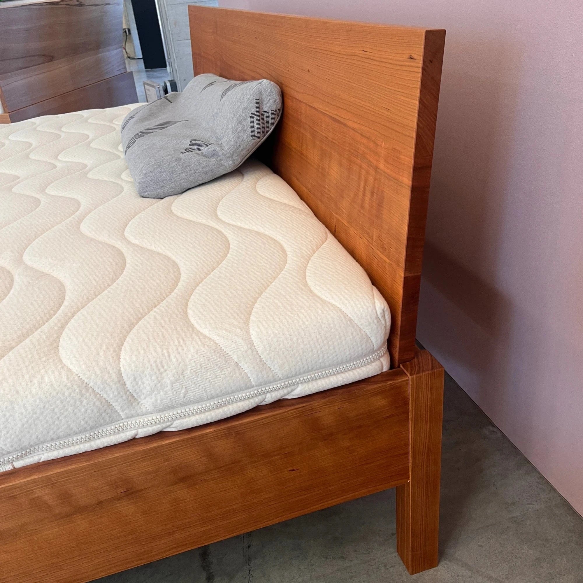 Holzmanufaktur BASIC LINE Massivholzbett Kirschbaum 180 x 200 cm Kernbuche