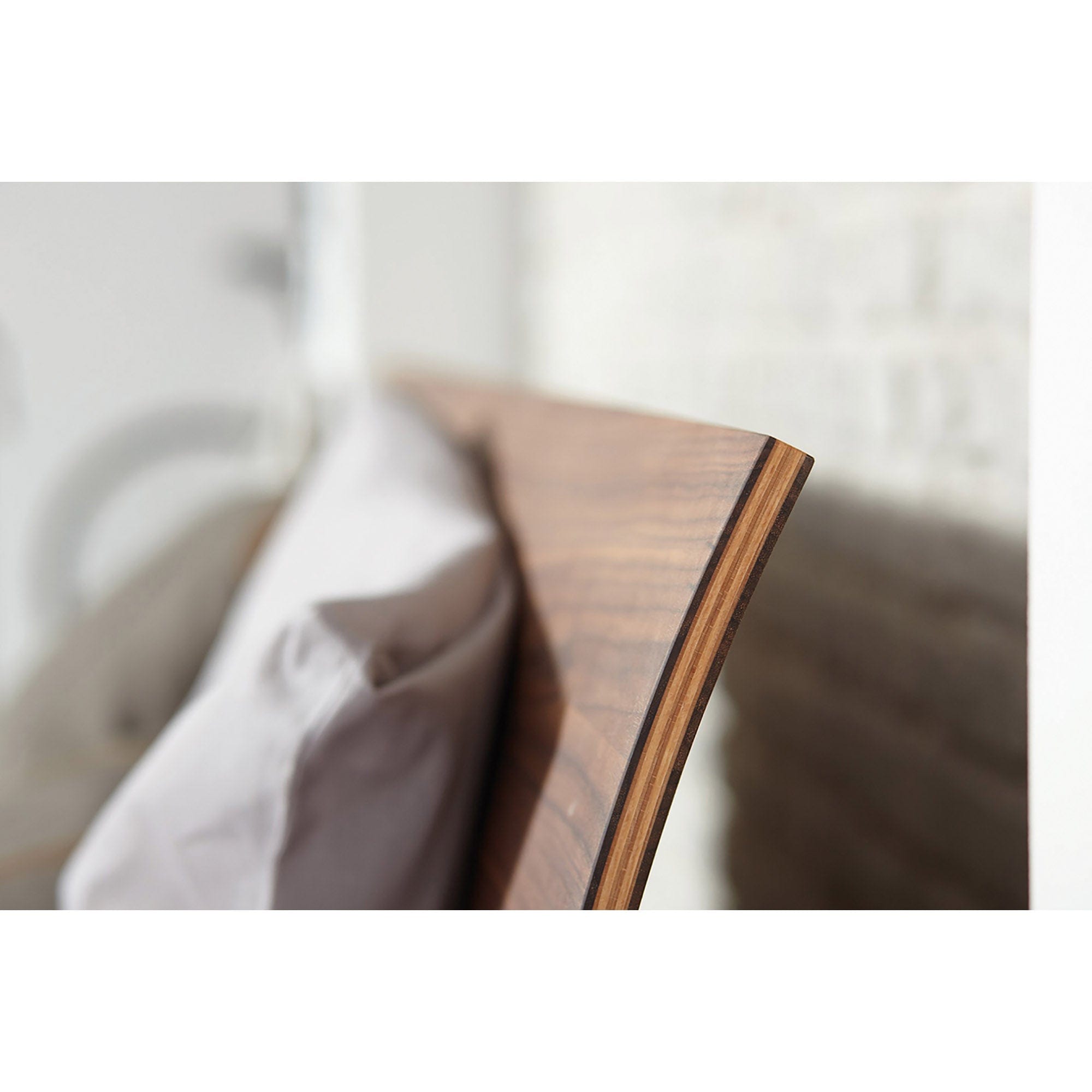 Detail der gebogen Rückenlehne vom Bett BASIC.