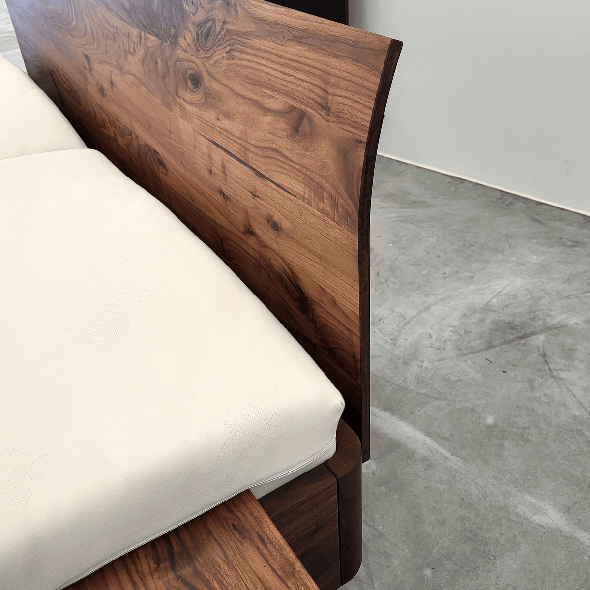 Holzmanufaktur Bett COM:CI XL mit Holzkufen und Rückenlehne Wildnuss 180 x 200 cm Bett COM:CI XL mit Holzkufen und Rückenlehne Wildnuss 180 x 200 cm