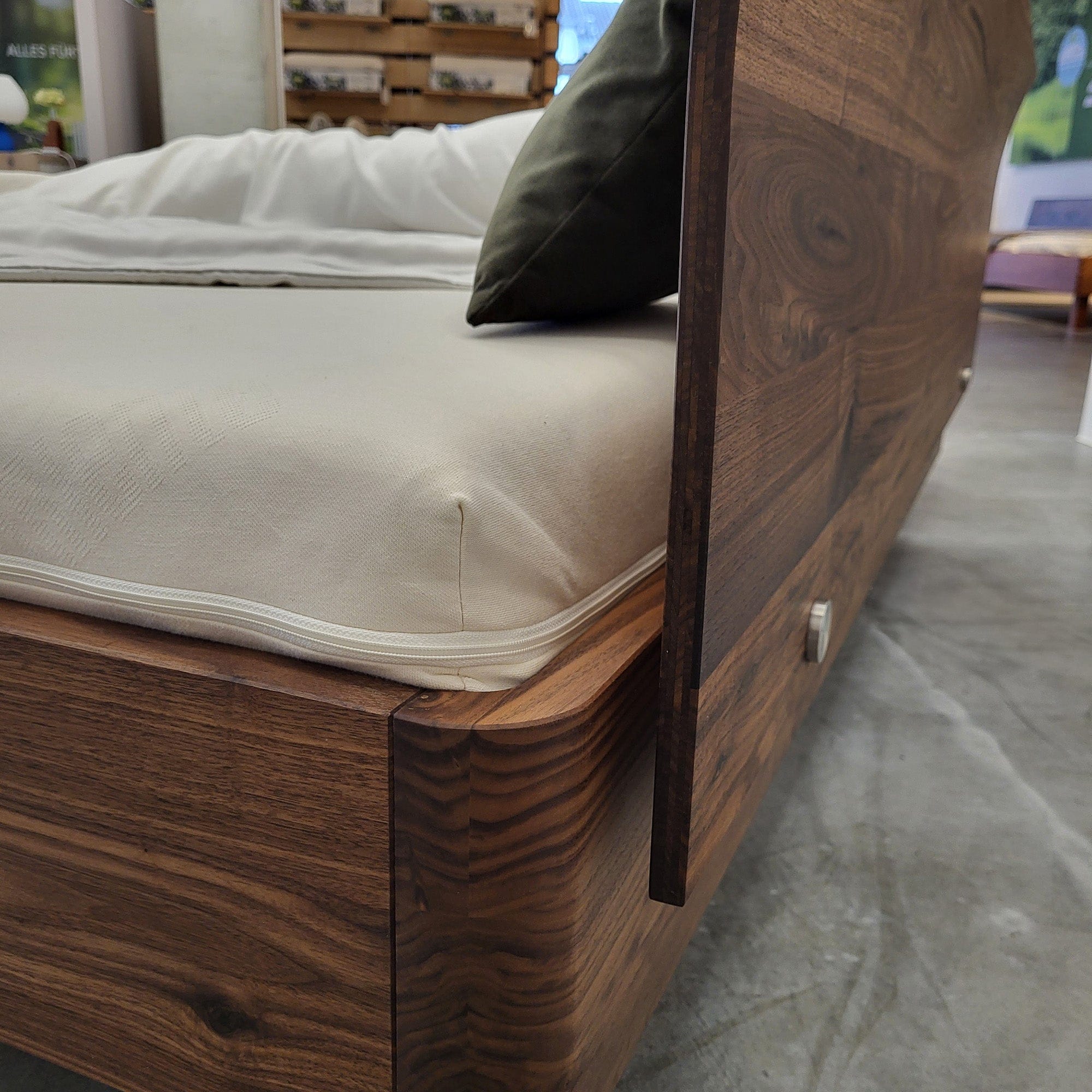 Holzmanufaktur Bett COM:CI XL mit Holzkufen Wildnuss 180 x 200cm (Lehne: Standard) Bett COM:CI XL mit Holzkufen Wildnuss 180 x 200cm (Lehne: Standard)