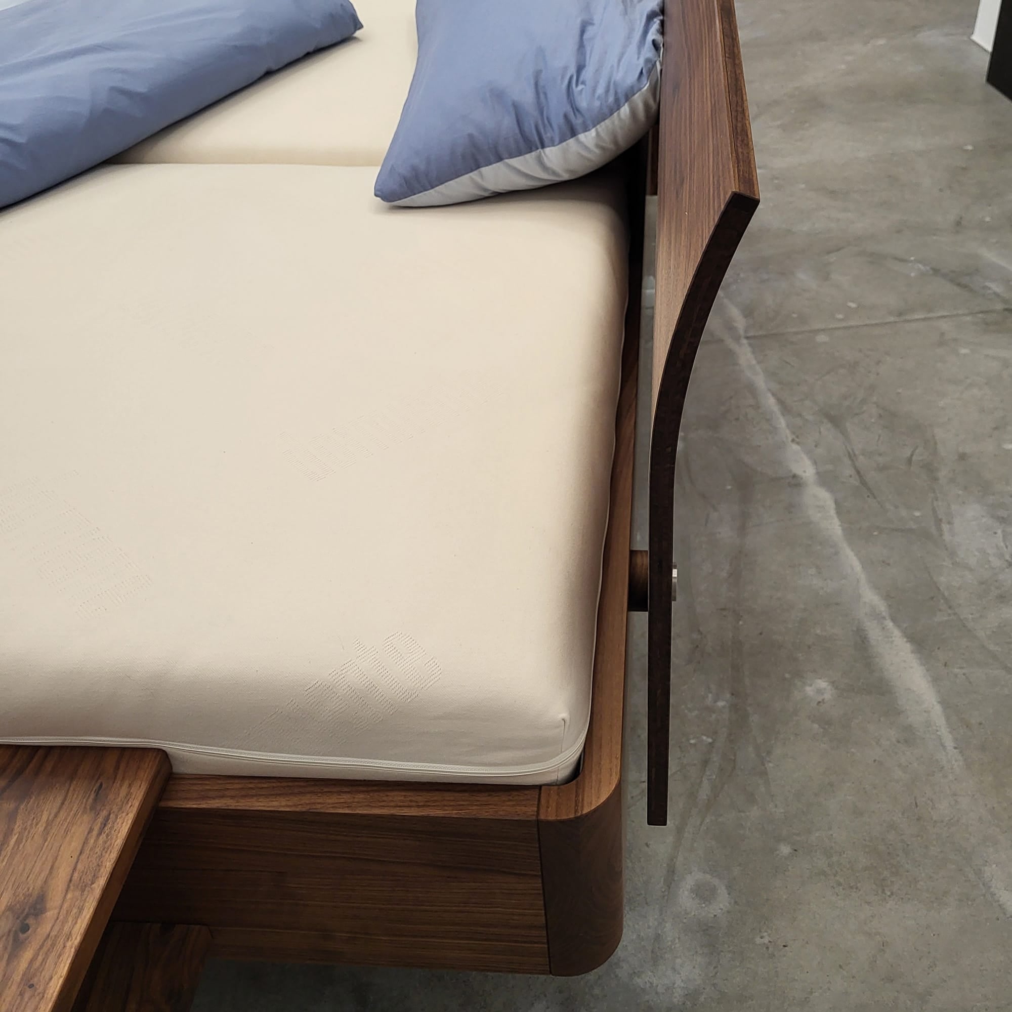Holzmanufaktur Bett COM:CI XL Nussbaum 180 x 200cm (Ausstellungsstück) Bett COM:CI XL Nussbaum 180 x 200cm (Lagerware)