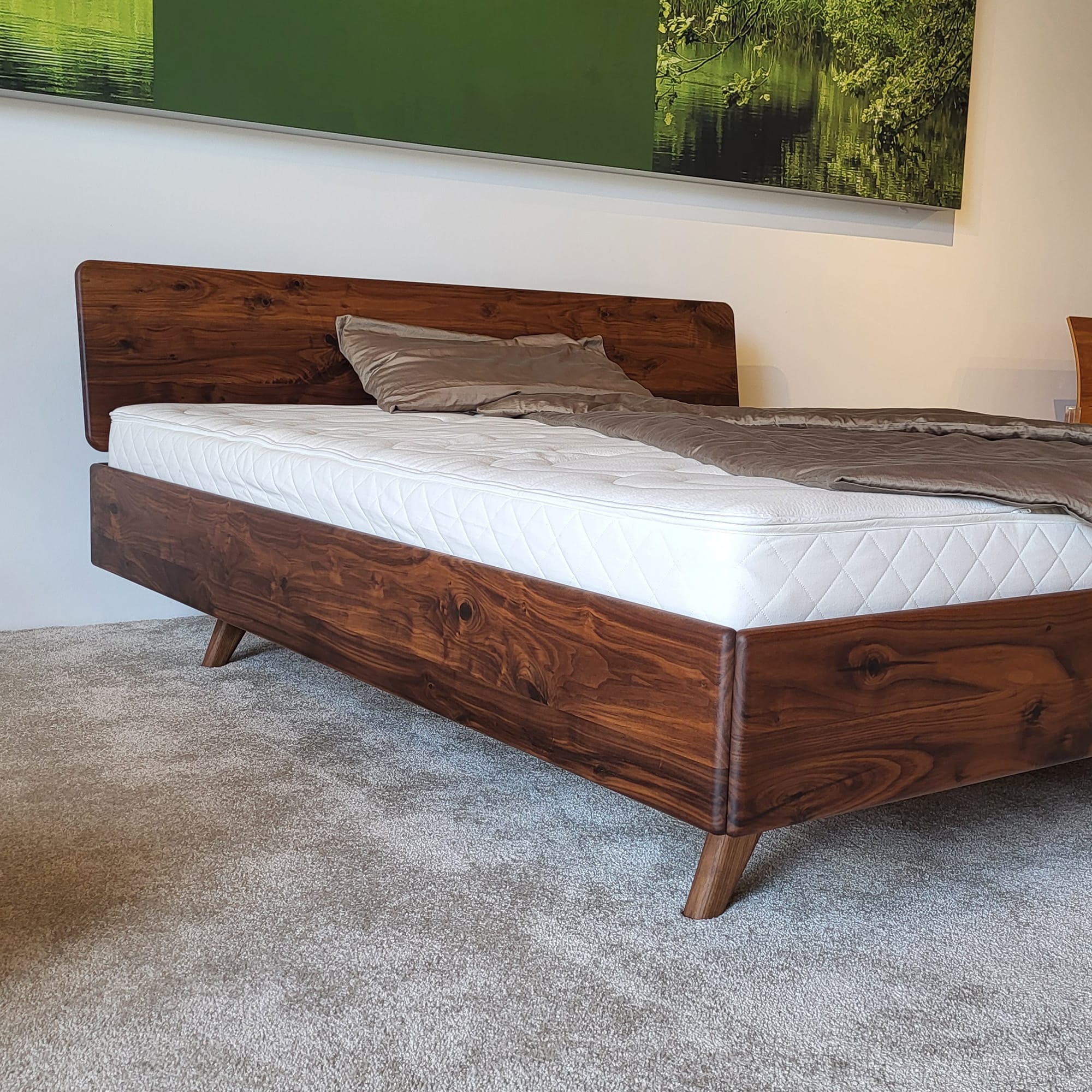 Holzmanufaktur Bett DONNA 180 x 200 cm (Ausstellungsstück) Bett DONNA mit Rückenlehne 02 Wildnuss 180 x 200 cm (Ausstellungsstück)