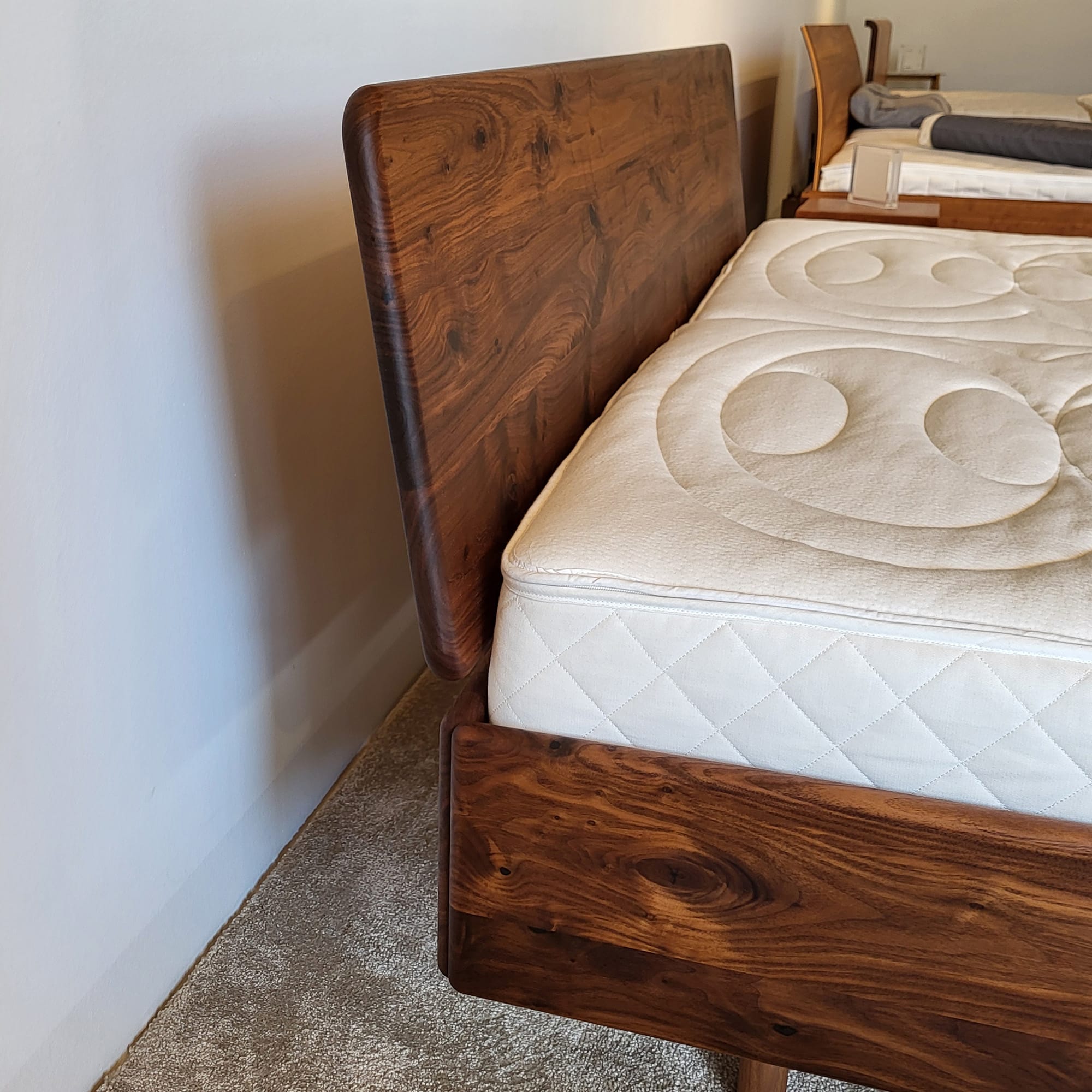 Holzmanufaktur Bett DONNA 180 x 200 cm (Ausstellungsstück) Bett DONNA mit Rückenlehne 02 Wildnuss 180 x 200 cm (Ausstellungsstück)