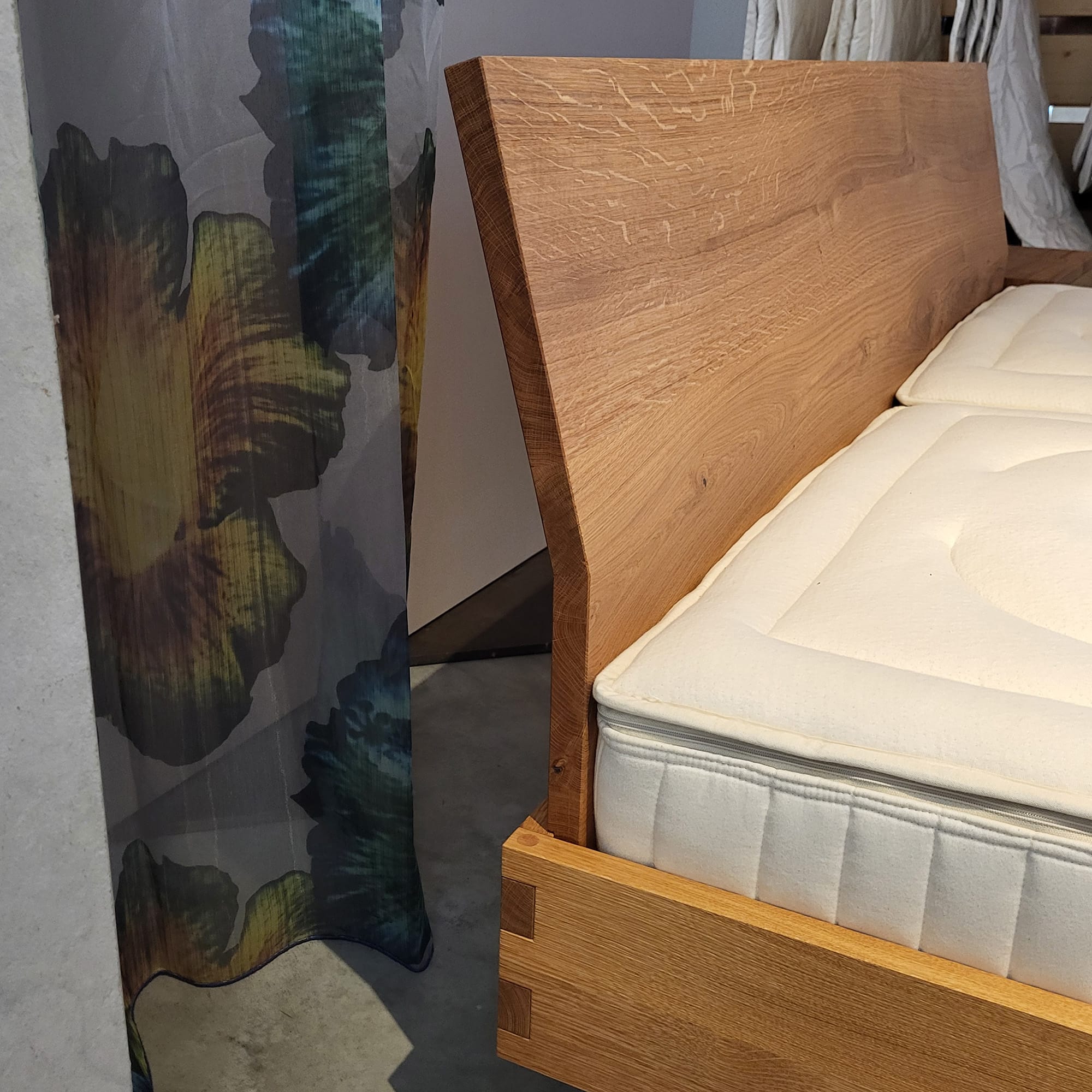 Holzmanufaktur Bett PADIO EDGE XL Wildeiche gebürstet 180 x 200cm (Ausstellungsstück) Bett PADIO EDGE XL Wildeiche gebürstet 180 x 200cm (Ausstellungsstück)