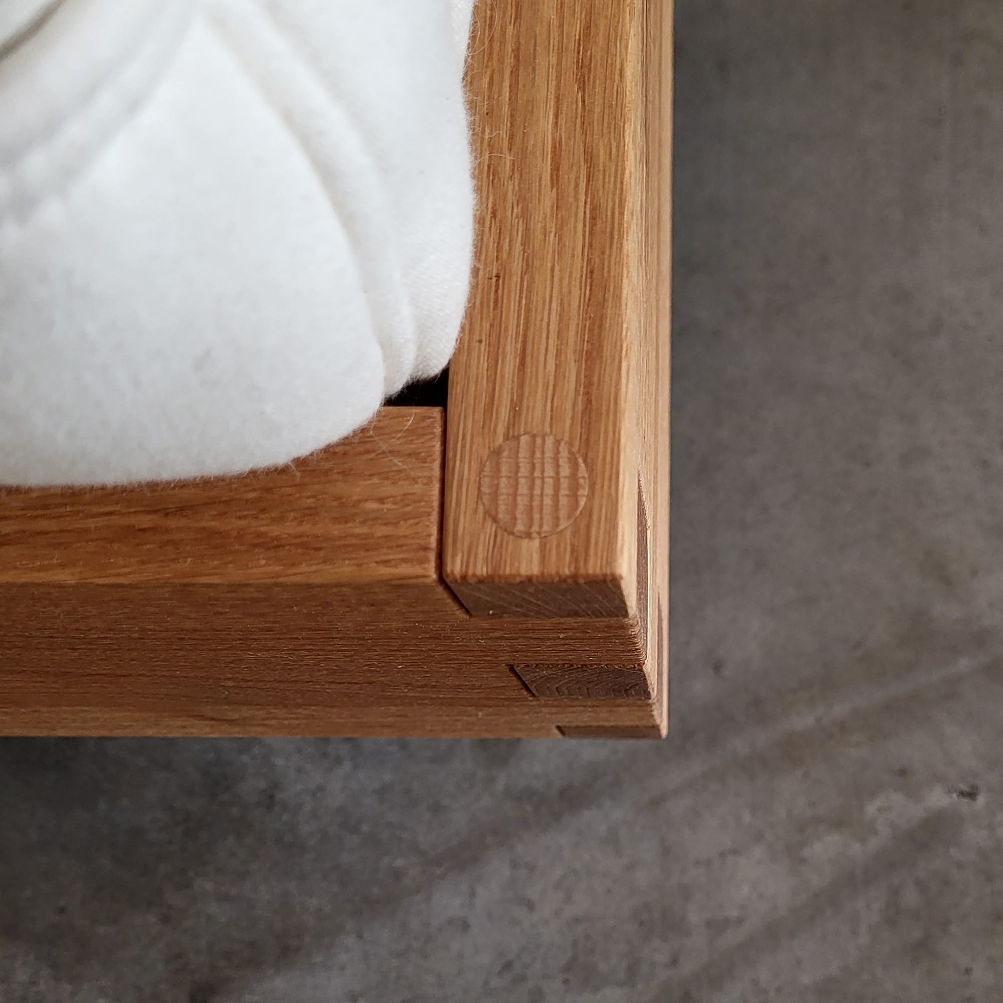 Holzmanufaktur Bett PADIO EDGE XL Wildeiche gebürstet 180 x 200cm (Ausstellungsstück) Bett PADIO EDGE XL Wildeiche gebürstet 180 x 200cm (Ausstellungsstück)