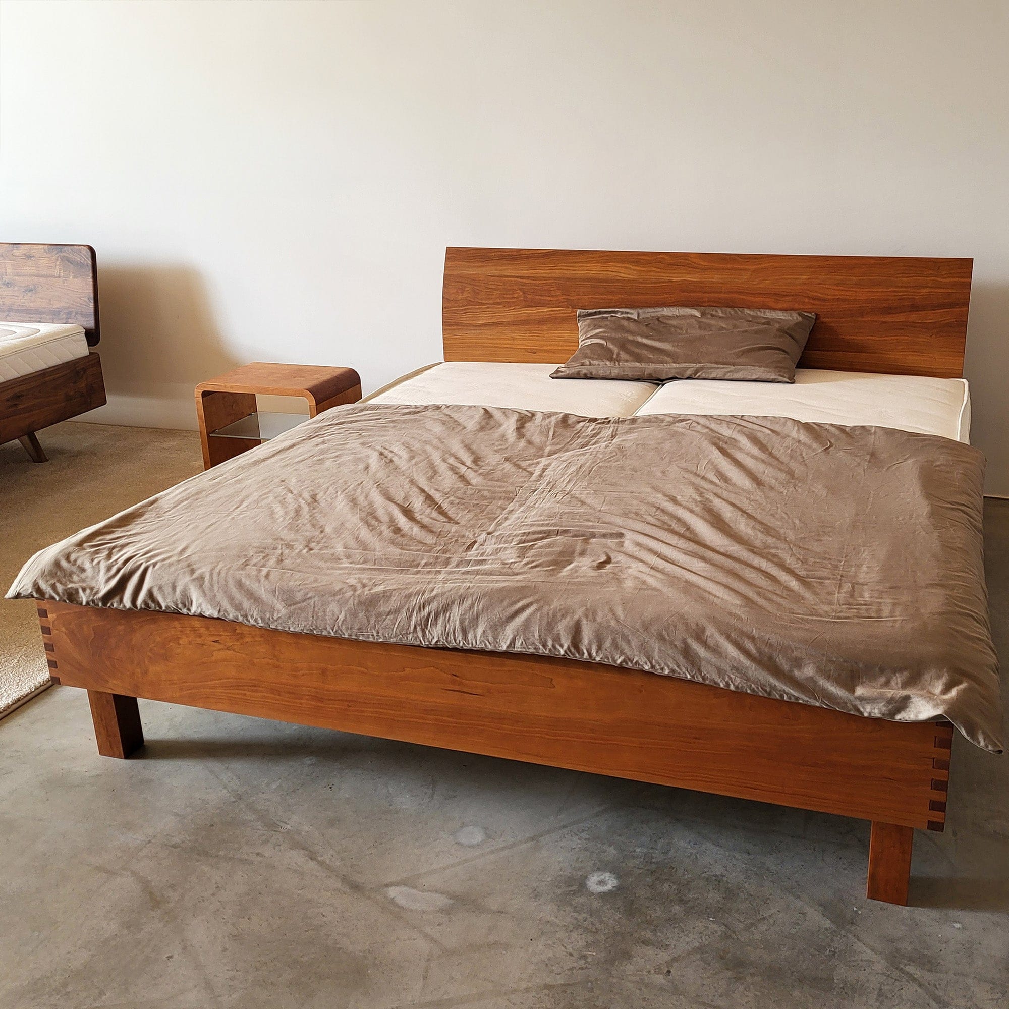 Holzmanufaktur Bett STEP-X XL mit Beinen Kirschbaum 180 x 200 cm Bett STEP-X XL mit gebogener Lehne H= 45 cm,