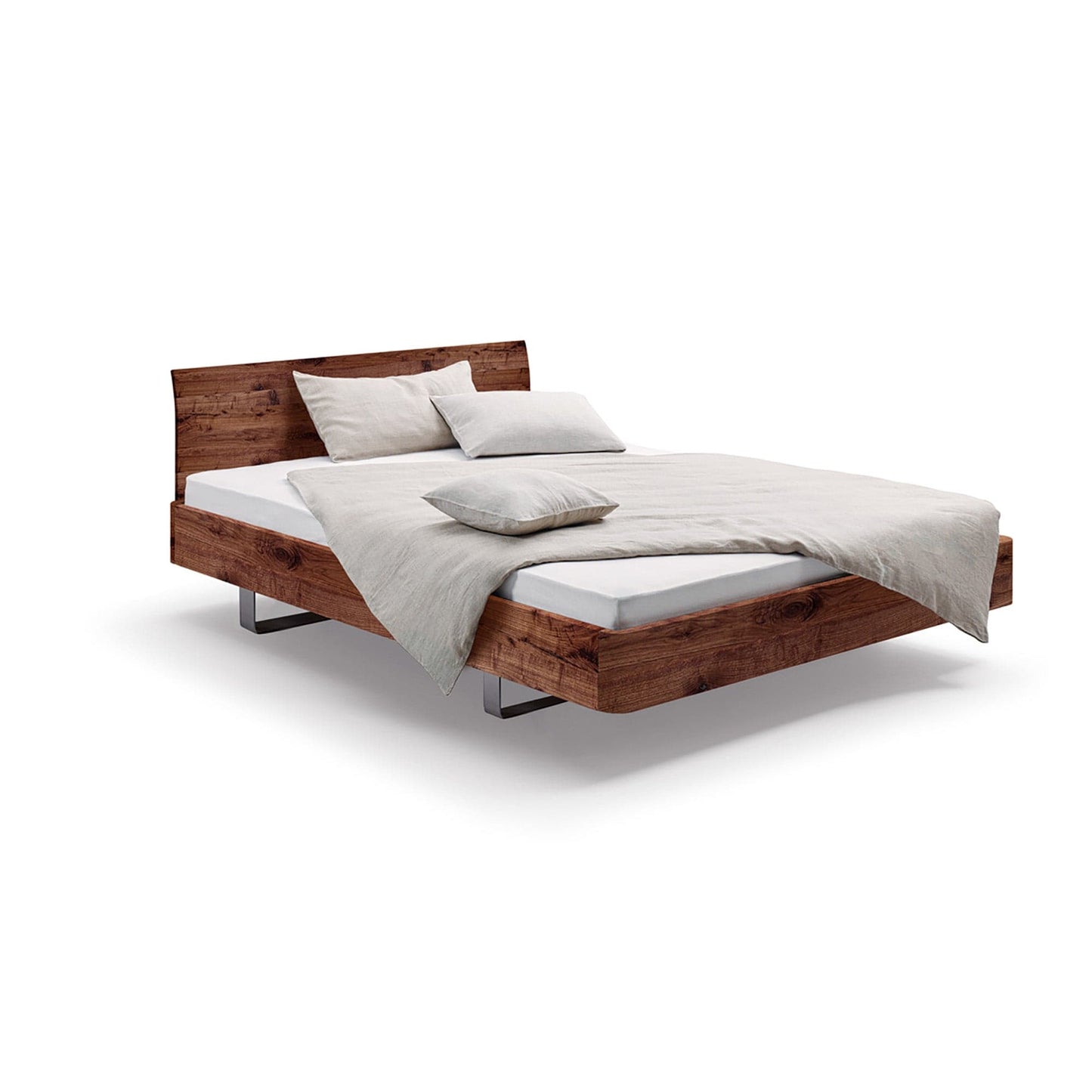 Vollholz Bett COM:CI aus wildem Nussbaum mit Edelstahlkufen