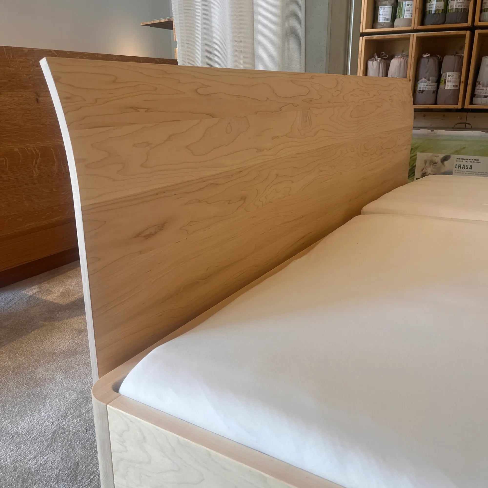 Holzmanufaktur COM:CI XL Bett mit Edelstahlkufen und Rückenlehne - Ahorn - 200x200cm COM:CI XL Bett mit Edelstahlkufen und Rückenlehne - Ahorn - 200x200cm