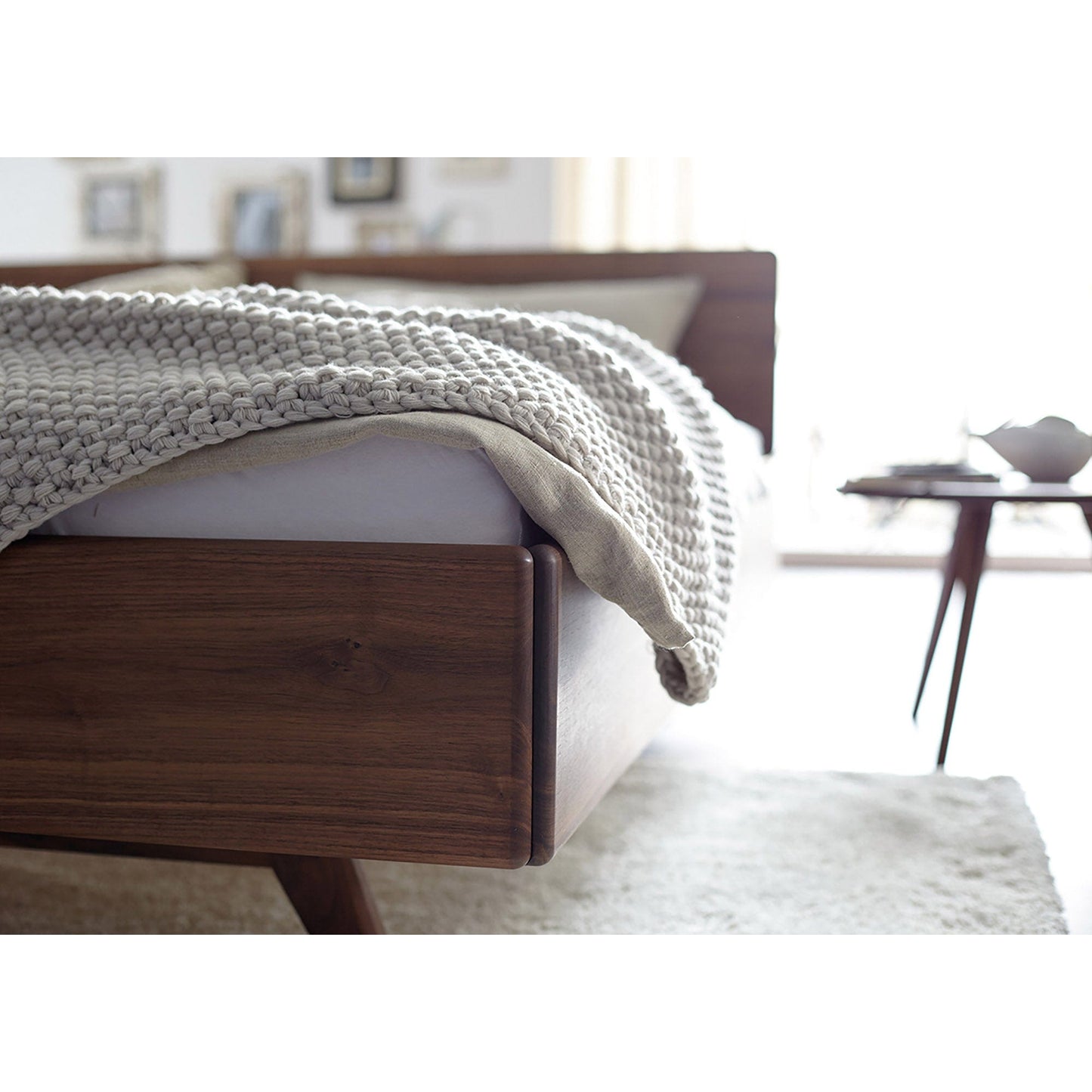 Design Bett DONNA aus Massivholz im Bettenfachgeschäft bei Stuttgart