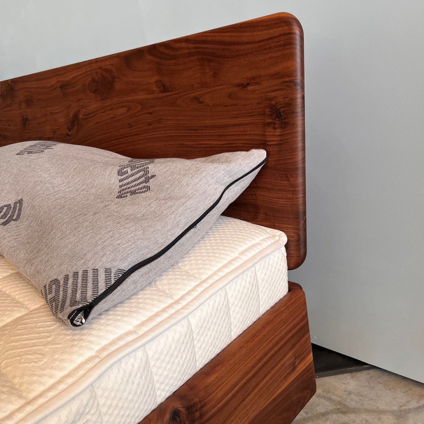 Holzmanufaktur Bett DONNA Massivholzbett Wildnuss 180 x 200 cm