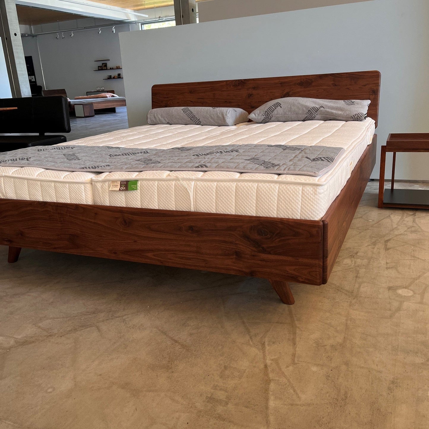 Holzmanufaktur Bett DONNA Massivholzbett Wildnuss 180 x 200 cm