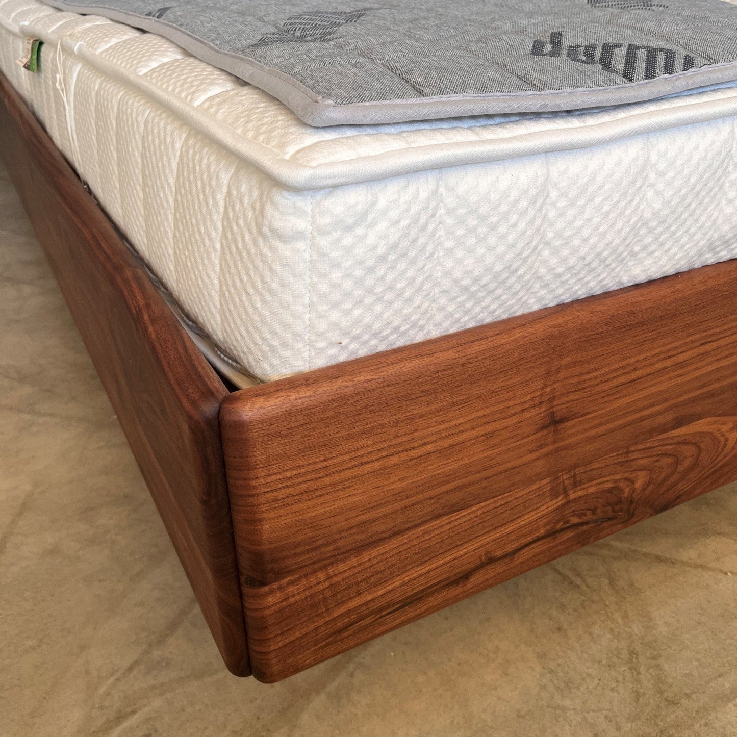 Holzmanufaktur Bett DONNA Massivholzbett Wildnuss 180 x 200 cm