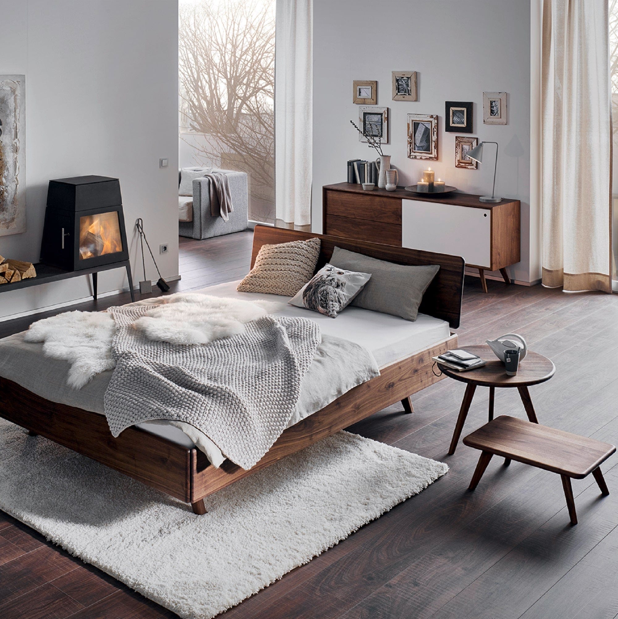 DONNA Massivholzbett Wildnuss 180 x 200 cm mit passenden Beistelltischen und Massivholz Kommode